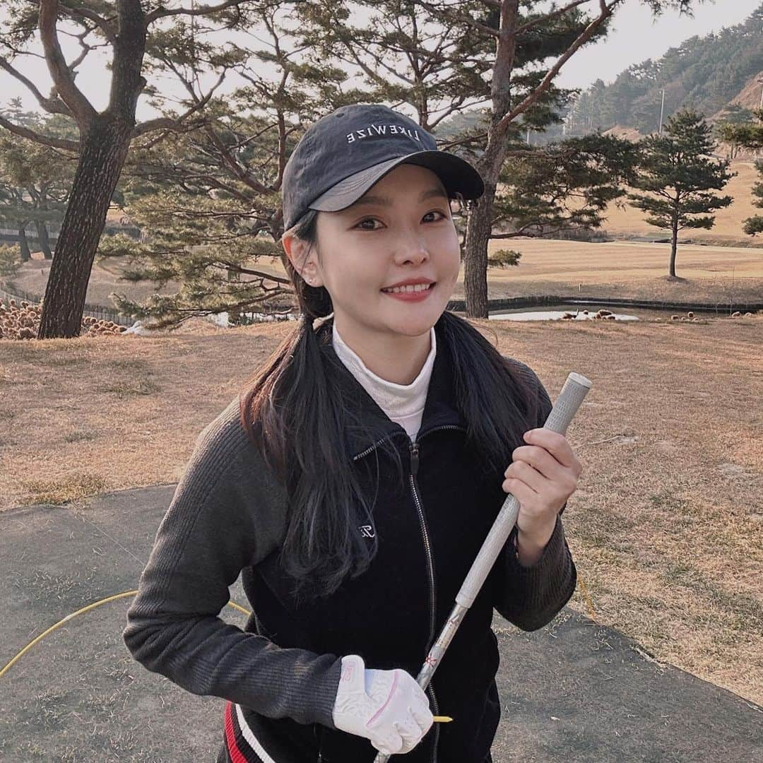 ハ・ウンジンさんのインスタグラム写真 - (ハ・ウンジンInstagram)「⠀ 올해 첫 란딩⛳️ 가까워졌다 싶으면 저 멀리 가 있는 애틋한 나의 골프새...ㄲㅣ....💚 #한림광릉cc」2月28日 18時53分 - eunjini_0414