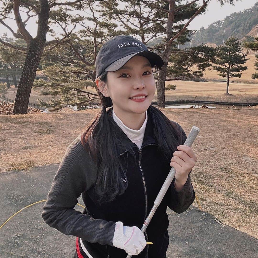 ハ・ウンジンのインスタグラム：「⠀ 올해 첫 란딩⛳️ 가까워졌다 싶으면 저 멀리 가 있는 애틋한 나의 골프새...ㄲㅣ....💚 #한림광릉cc」