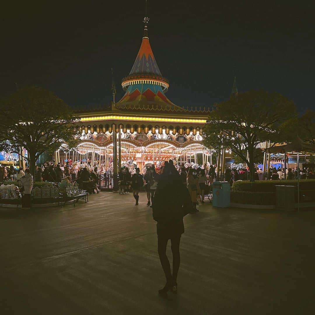 東城茉里のインスタグラム：「⁡ 何回行っても何歳になっても楽しい場所🫶 ⁡ ⁡ #tokyodisneyland」