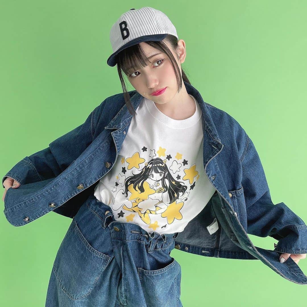 あかせあかりのインスタグラム：「アニメ「うる星やつら」と〈マンガート ビームス〉のコラボアイテムのモデルを担当させて頂いてます⚡️  2/17(金)より発売しております。 どのデザインも可愛いので是非ゲットしてください🫰🏻✨  どれも可愛かったのですが、あかせ的お気に入りだったのは表にラムちゃんが描かれているこのシャツ！ よく上からカーディガンやジャケット羽織っちゃうので、間から可愛いイラストがチラって見えるの愛おしい(˶´˘`˶)♥  #あかせあかり  #mangartbeams  #BEAMS #マンガートビームス  #ビームス  #うる星やつら  #コラボ商品」