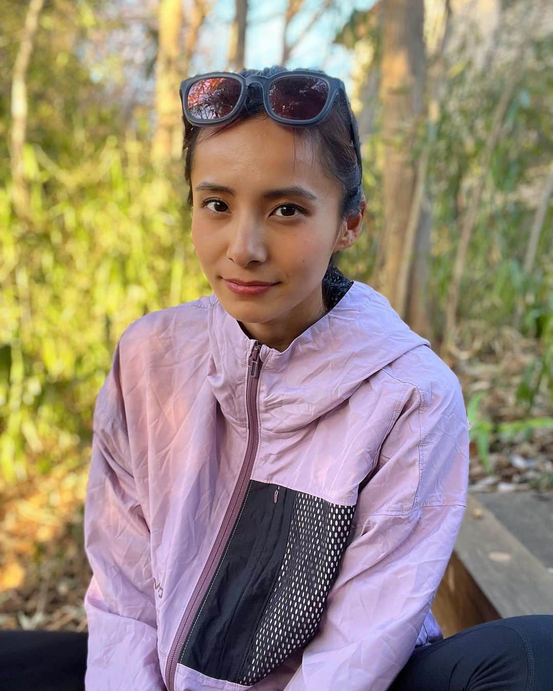 佐野千晃のインスタグラム：「⁡ ちょっとずつあったかくなってきて嬉しいね〜🤤 ⁡ もうすぐ春かな？笑 ⁡ あったかくなってもランニング後の交代浴って本当に大事だなって思ってる🤤 ⁡ ボディハグシャワーって同時に全身で浴びるシャワーだから身体全体を温められるんだけど、逆に温度を調節すれば冷やすことができるから温冷交代浴にまじで良いのよ🤤 ⁡ ランニング後のケアとして足への温冷交代浴をしてるんだけど、普通のシャワーだと片足ずつしかできないじゃん？ ⁡ がしかし！このLIXILのボディハグシャワーは両足同時にできるし、手はフリーで平気だし本当にすごい！！ ⁡ ちゃんと交代浴したい時は浴槽に湯を張って入って温めて、出て冷水シャワーを脚に当てるんだけど、普通のシャワーだとどうしても一点集中になっちゃうからうーんってなってた🧐 ⁡ ボディハグシャワーなら10箇所のノズルから同時に全身に湯水がかかり、効率的だからセルフケアする人にオススメ！！ ⁡ #run #running #marathon #フルマラソン #マラソン #マラソン女子 #人生自由自在 #走る女子 #ファッション #ウェア #楽しく走る #ランニング #ジョギング  #LIXIL  #ボディハグシャワー   #全身シャワー   #温冷交代浴   #セルフケア   #リフレッシュ」