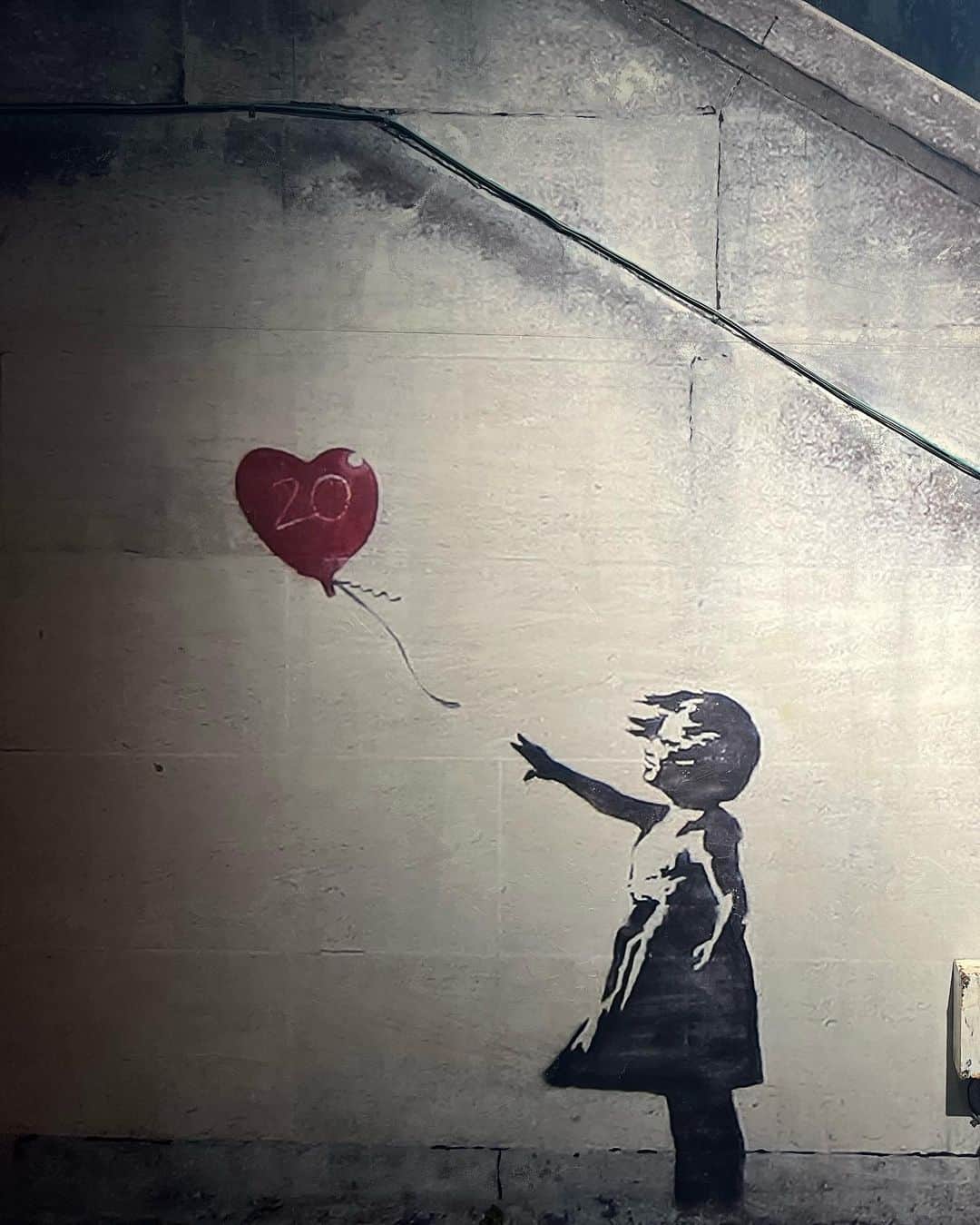 木下美咲さんのインスタグラム写真 - (木下美咲Instagram)「Who is Banksy?  　　　 　　　　 　　　ーーーーーMay be you.  #banksy #whoisbanksy #バンクシー #バンクシー展」2月28日 19時09分 - happyberry7