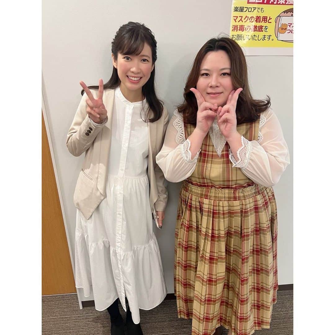 玉巻映美のインスタグラム：「． 収録に来ていた堀川さん @horipis の楽屋に！😍 お会いするや否や、 「この人はうちでシャンパンを 盛大にぶちまけました」と お腹に向かって囁かれました（笑） また恒例タコパ会しましょ〜！🐙💗」