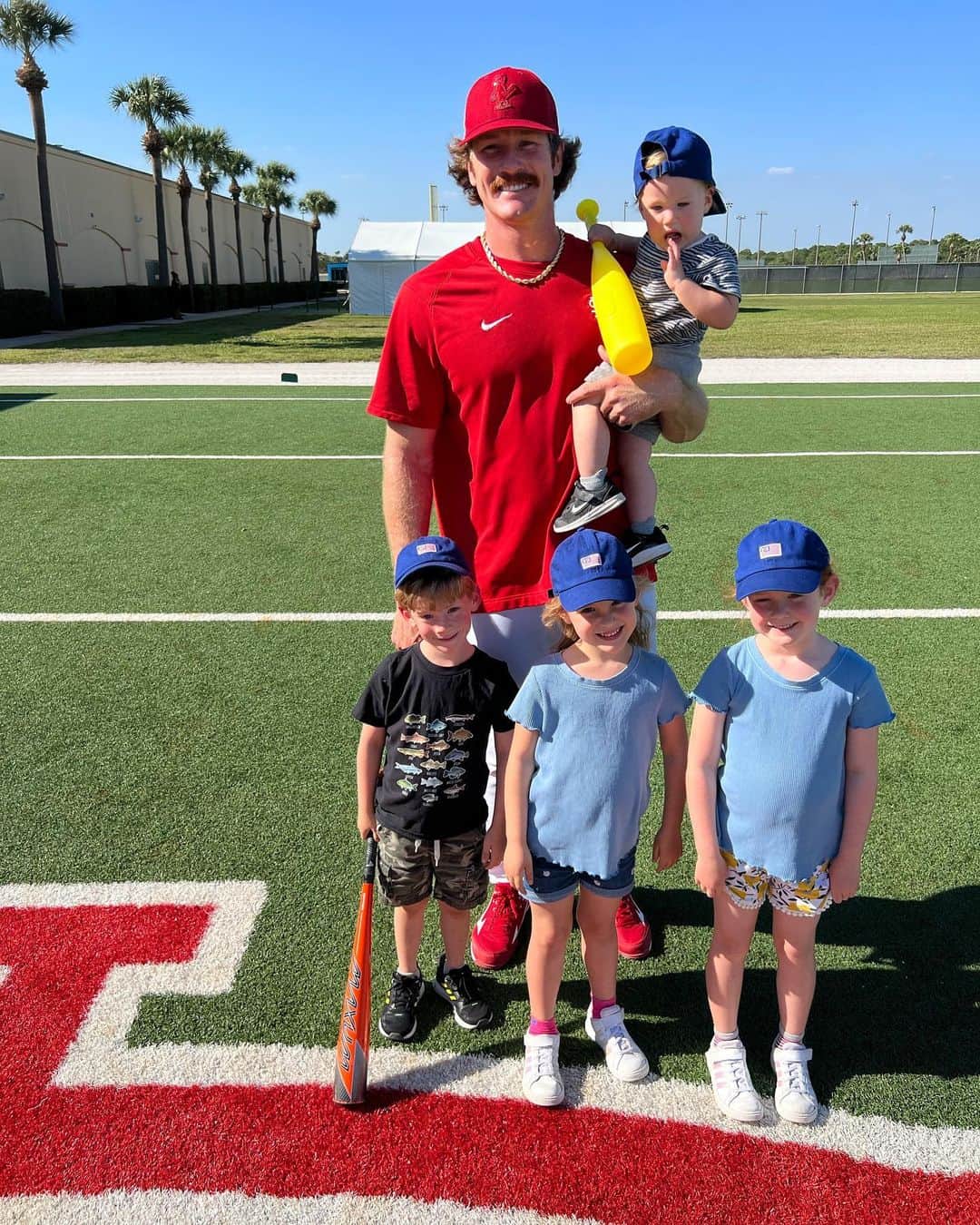 ローレン・マイコラスのインスタグラム：「Rhett was in heaven at the complex today. Running around like the big kids and throwing like his daddy 🧃⚾️💙 @magic_mikolas39 @cardinals」