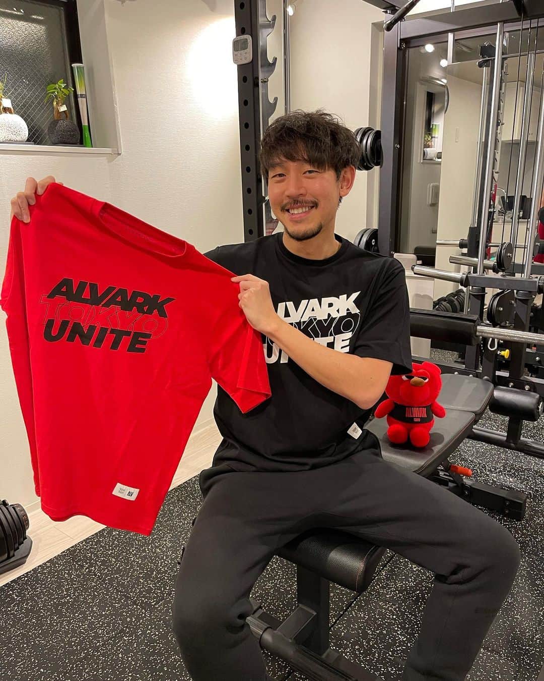 長谷川惠一のインスタグラム：「東京をホームタウンとする14のスポーツチーム・団体が、競技の壁を越えて協力し合い、新たな価値を生み出すことを目的としたプロジェクト「TOKYO UNITE」🗼 @tokyounite   そのTOKYO UNITEが2023年3月10日に、初出店となるライフスタイルショップを東京ミッドタウン八重洲にオープンします💁‍♂️  スポーツとファッションの融合的ショップでは、今までにない新たな体験が出来ます😊  スポーツやファッションが好きな方はもちろん、そうじゃない方も、気軽に楽しめる空間です🙆‍♂️  是非足を運んでみてください🤝  #TOKYOUNITE #トウキョウユナイト  #アルバルク東京」