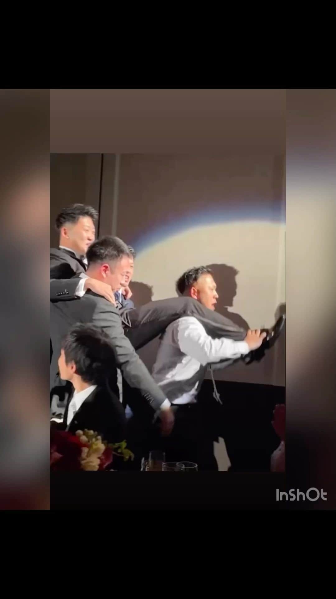 のインスタグラム：「💍happy wedding🤵👰‍♀️ ちかし、えりかさん！ 素敵な式に呼んでいただきありがとうございました🥂  学生の頃から兄弟のような存在✌🏻🫧 中座のエスコート役には帝京大空手部同期を選んでくれました😂🫶🏻🌸 今年で30歳になりますが、これから先も同期みんなで楽しい思い出を重ねて、1年1年歳をとっていけたら最高です！！  スポーツの世界だからもちろん良いことばかりじゃなかったけど、本気で人生かけて空手してたからこそ出会えた大切な仲間☺️たくさん助けてくれてありがとう！！  お姉ちゃんの後を追って 帝京に入って本当に良かったです🫶🏻💓 @kayosomeya_0   大好きな同期、先輩方、後輩のみんな、 これからもずっとよろしくお願いします🌸😊  結婚式でお世話になった皆様、御西の先輩方、 本当にありがとうございました！！  #結婚おめでとー！ #帝京ファミリー  #同期 #ケツメイシ #友よこの先もずっと  #三十路ボンバイエ」