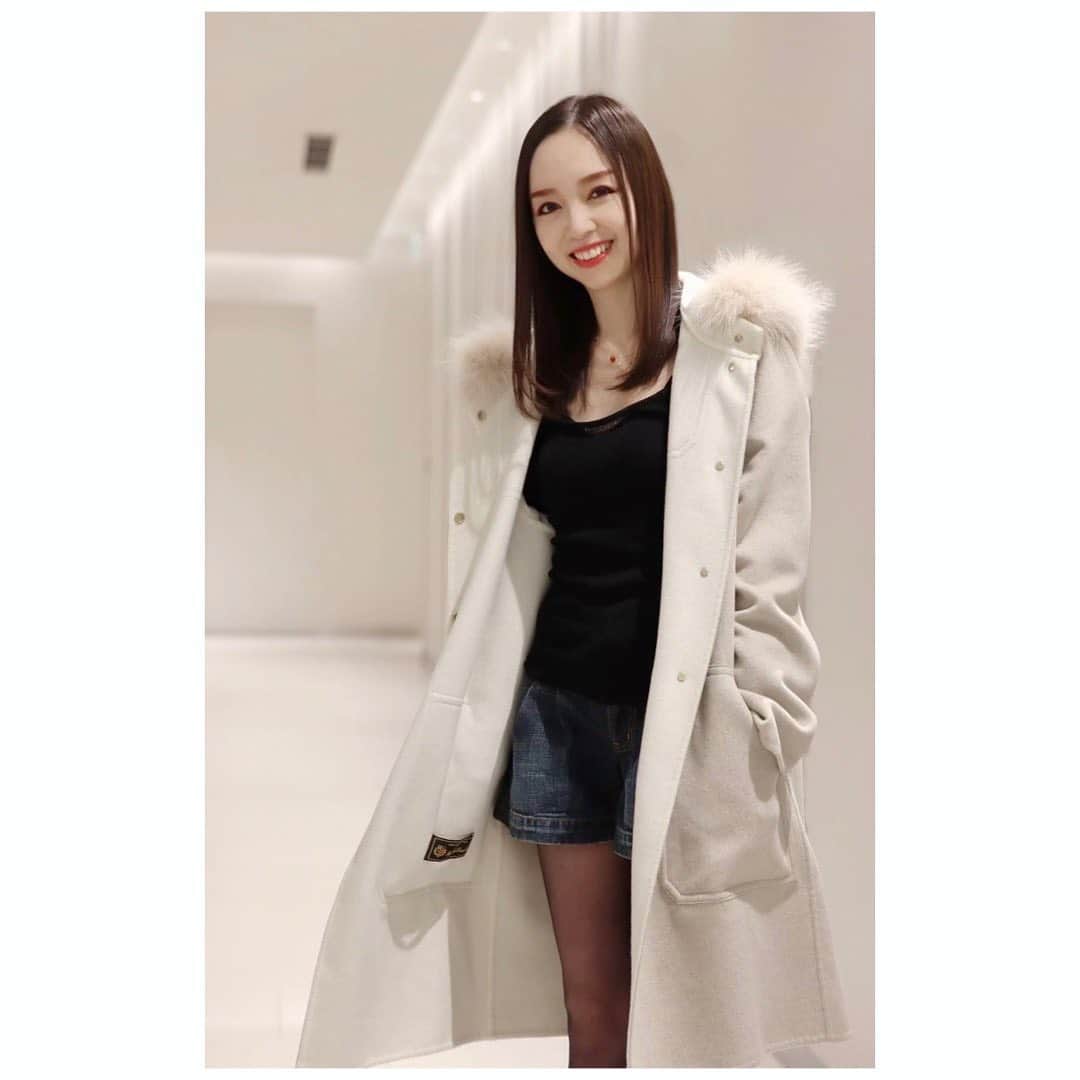宮本笑里のインスタグラム：「とあるお仕事に向けて、パタついてるこの頃。   今日で２月も終わり。 春も近づいてきましたね🌸  良い一日を過ごしましょう😊  #ootd #manzoni24  @manzoni24official」