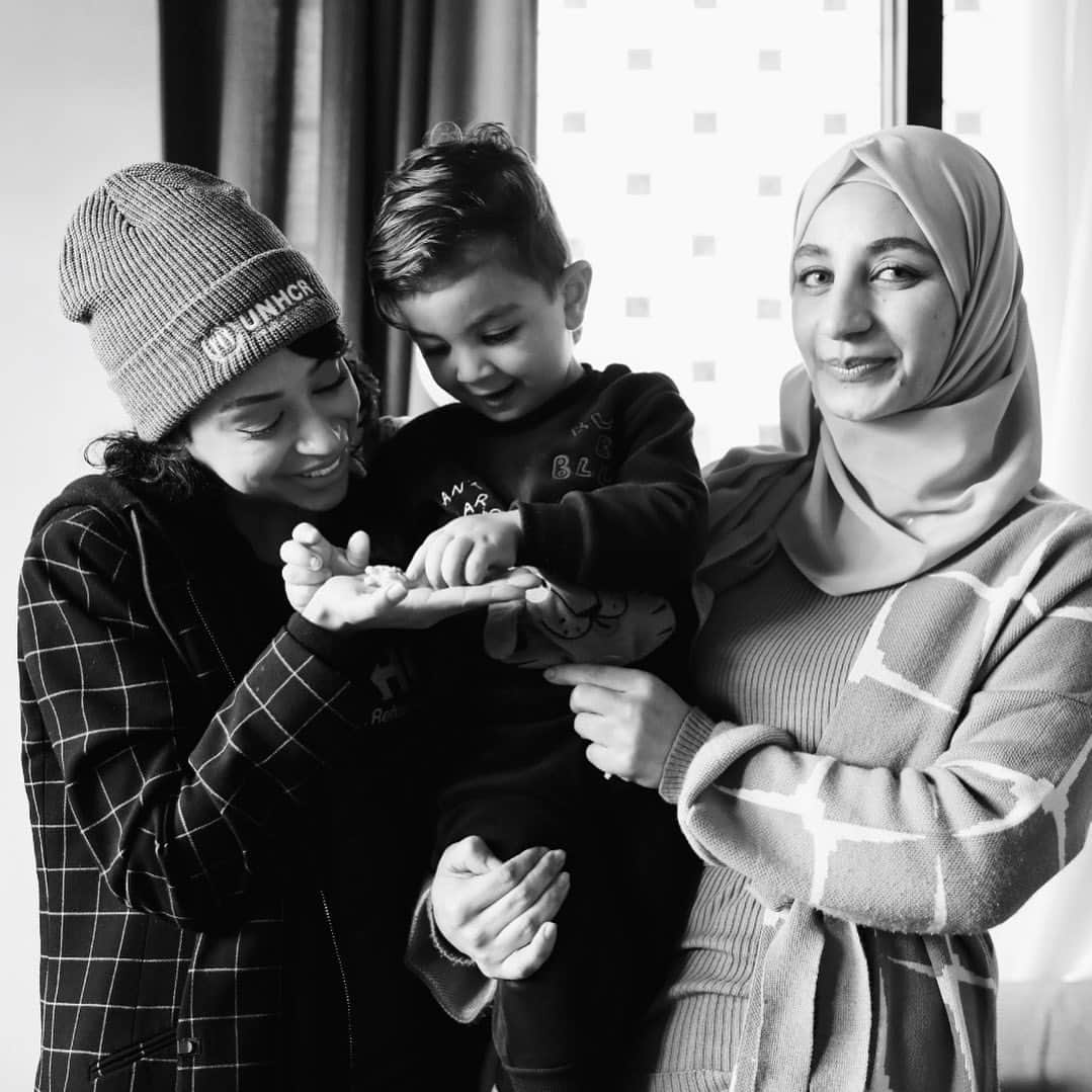 リザ・コッシーさんのインスタグラム写真 - (リザ・コッシーInstagram)「long caption worth reading incoming  last month i visited Jordan with UNHCR, the UN Refugee Agency (@refugees). the lovely families i met with were forced to flee their homes in Syria nearly 12 years ago now.  moms like Dania, who’s had her world flipped upside down & remains hopeful to give her son the world & safe home he deserves. geniuses like 17-year-old Rania who helped invent robotic shoes to help visually impaired people walk in her community at Zaatari Refugee Camp. or youth empowering groups like TIGER who support young refugee students by strengthening their sense of identity & creativity by learning new skills & sharing their art & conversation in a safe space w/ one another.   refugees have their stories to share & i’ve now seen first-hand how UNHCR is always there to support them in those journeys. scroll down my page to be introduced to the genius that is Rania. follow @refugees to hear more about the trip over the coming week.  © UNHCR/Caroline Irby」2月28日 10時41分 - lizakoshy