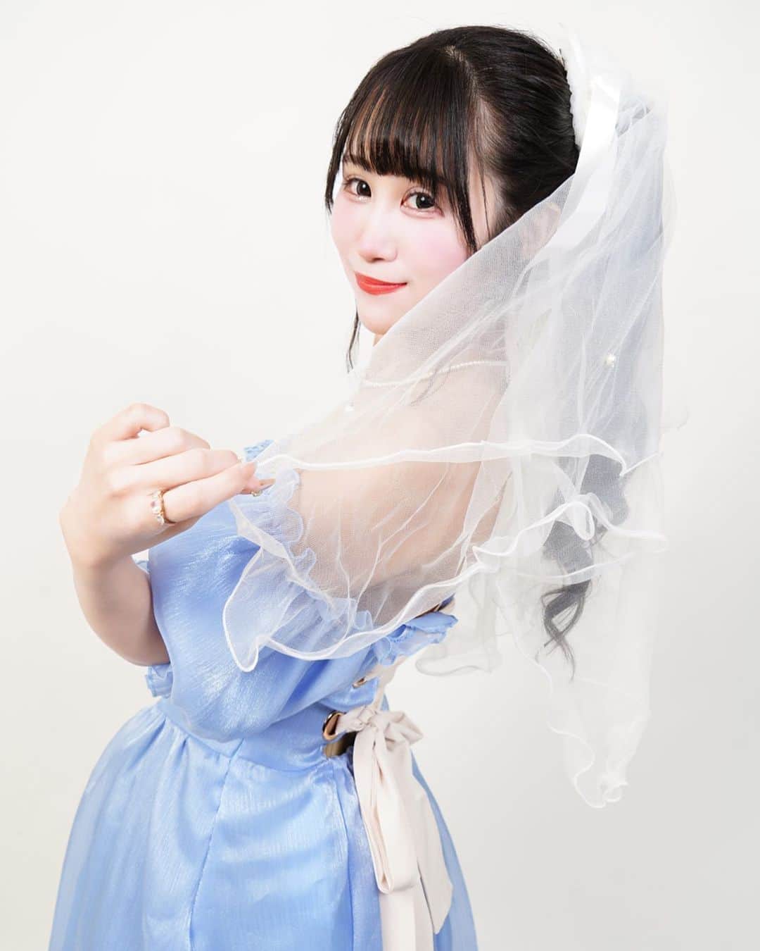 のインスタグラム：「👑🫧  お姫様にしてくれて ありがとう♡  ブロマイドに選ばなかったshotです🥰🥰  #アイドル #地下アイドル #水色 #きとアイ #水色担当 #生誕祭 #お姫様 #丸瀬こはる #ここちゃ可愛いぴえ #ここちゃぴえんちゃん」