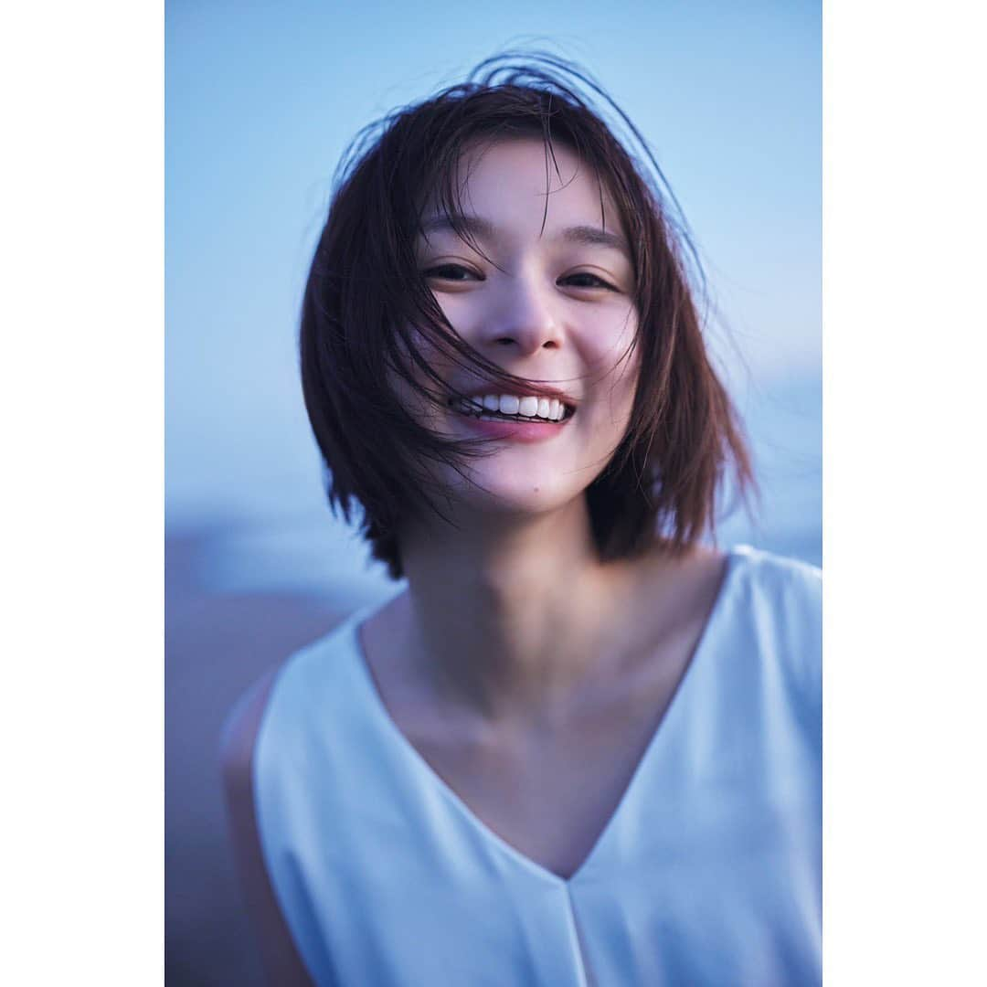 芳根京子さんのインスタグラム写真 - (芳根京子Instagram)「本日無事26歳になりました！ メッセージたくさん ありがとうございます！  そしてこの春でデビューして10年！ということで10周年の記念に写真集を出させてもらう事になりました！  今回の写真集はなんと石川慶監督に企画、プロデュースをしていただきました。嬉しすぎる....。  「女優の芳根京子と、女優の道を選ばなかった芳根京子が同時に存在していたら...」というテーマで、 誰も見た事のない芳根京子、みんなが知る芳根京子、素の芳根京子、私自身今挑戦したいこと… いろんな表情がいっぱい詰め込まれた1冊です☺︎  6年ぶりの写真集です！  6月17日発売です！  詳しくは今日のインスタライブでお話ししたいと思います！　 20時30分からやりまーす！  それでは26歳の芳根もよろしくお願いします！」2月28日 10時55分 - yoshinekyoko