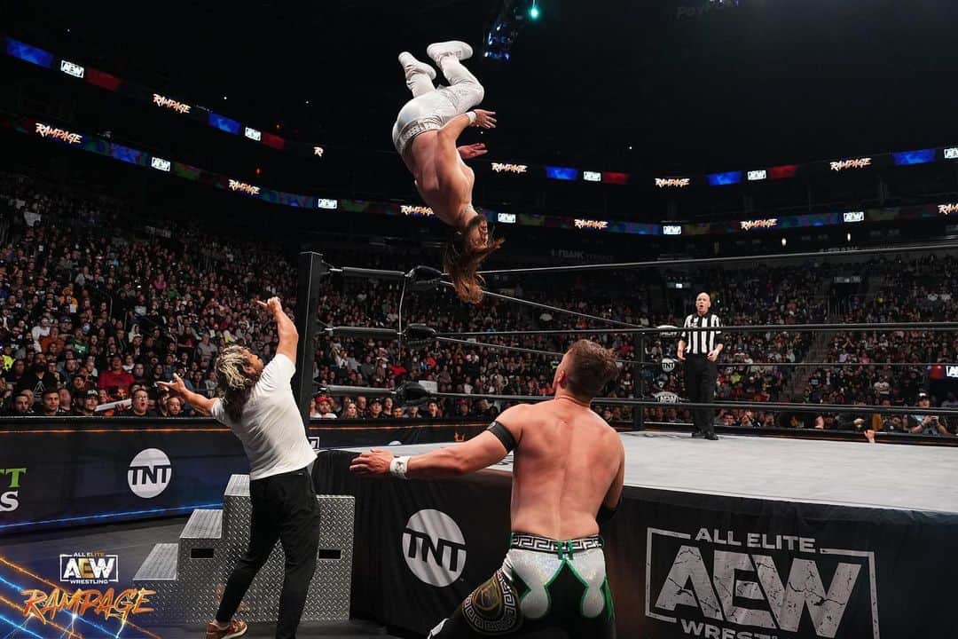 ニック・ジャクソンのインスタグラム：「I perform circus acts for a living.」