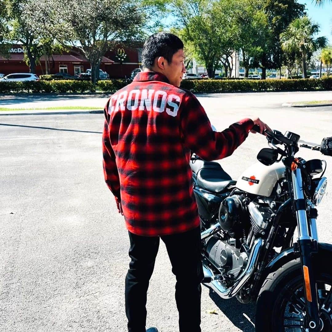 堀口恭司のインスタグラム：「クロノスさんから届きました！ シャツは普段着ない色だけど、気に入ってきてます！ #cronos @cronos_apparel」