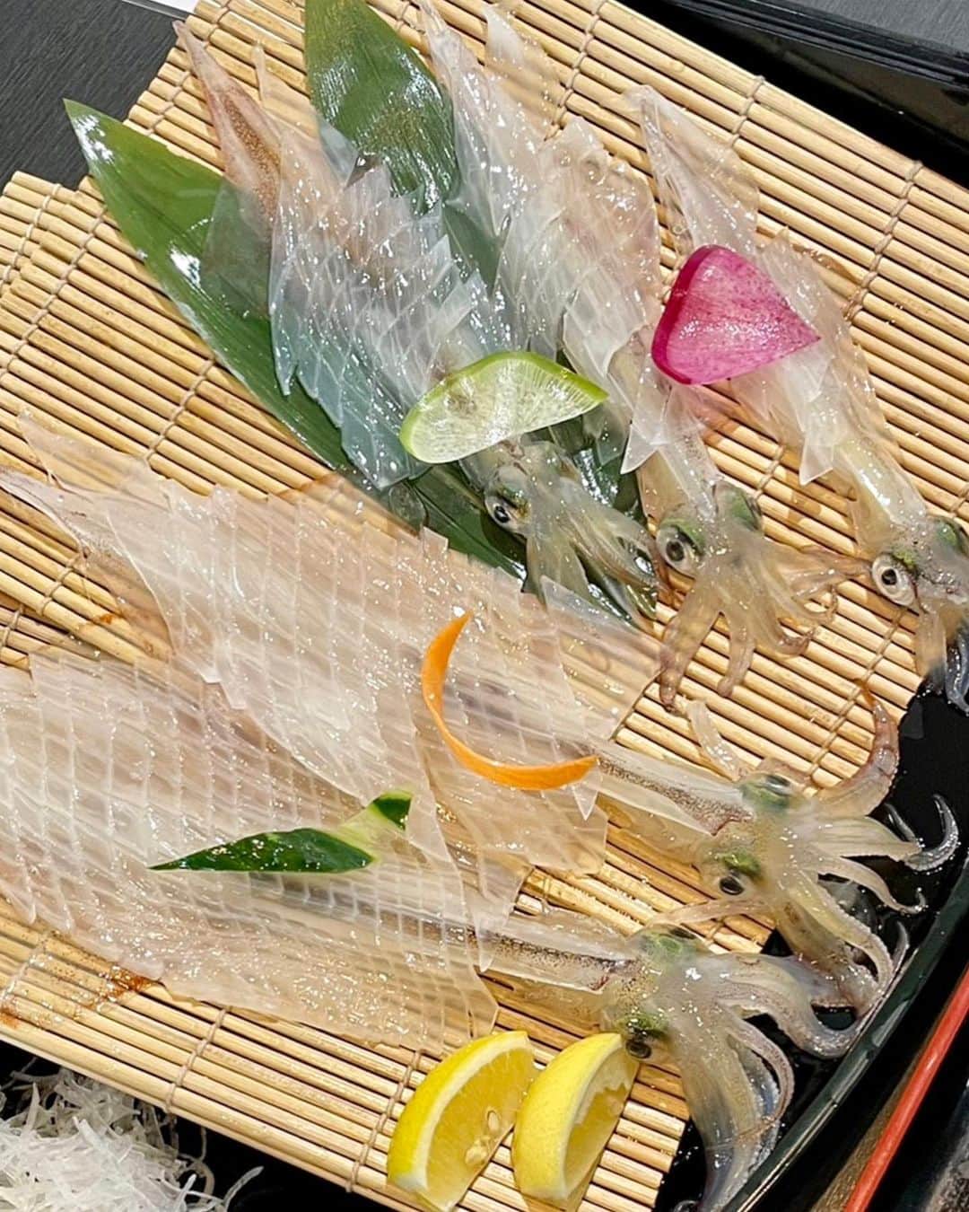 青山恭子さんのインスタグラム写真 - (青山恭子Instagram)「. 「呼子のイカ」 . やっぱ呼子といえばイカでしょ〜🦑 季節や漁によって種類は変わりますが、今回は「笹イカ」という種類！ ホントにキラキラ✨で美味しいーーっ😋💕 私、初めて濃厚なイカ刺しでご飯が進んだよ…🍚 . イカ刺しを食べたあとは、一旦厨房に戻し… 余す所なく、天ぷらになって帰って来ましたぁ🔥 この天ぷらがふわふわでメッチャ美味しかったぁ〜🍺 . 「いか活造り定食」 いか活造り、いか天ぷら、いか焼売、お吸い物、お味噌汁、お漬物、ご飯、デザート付きで3480円 . また違う種類のイカで食べに来たいなぁ〜🤤 . 予約が出来ないので、開店前に行って整理券を取るのがオススメ！ 開店時間や待ち時間等はTwitterで確認出来ます✔️ . . #呼子のイカ #イカの活造り #キラキラ✨ #笹イカ #イカ刺しで🍚 #イカ天ぷら #イカ天で🍺 #美味しすぎ #九州グルメ」2月28日 11時14分 - aokyon27