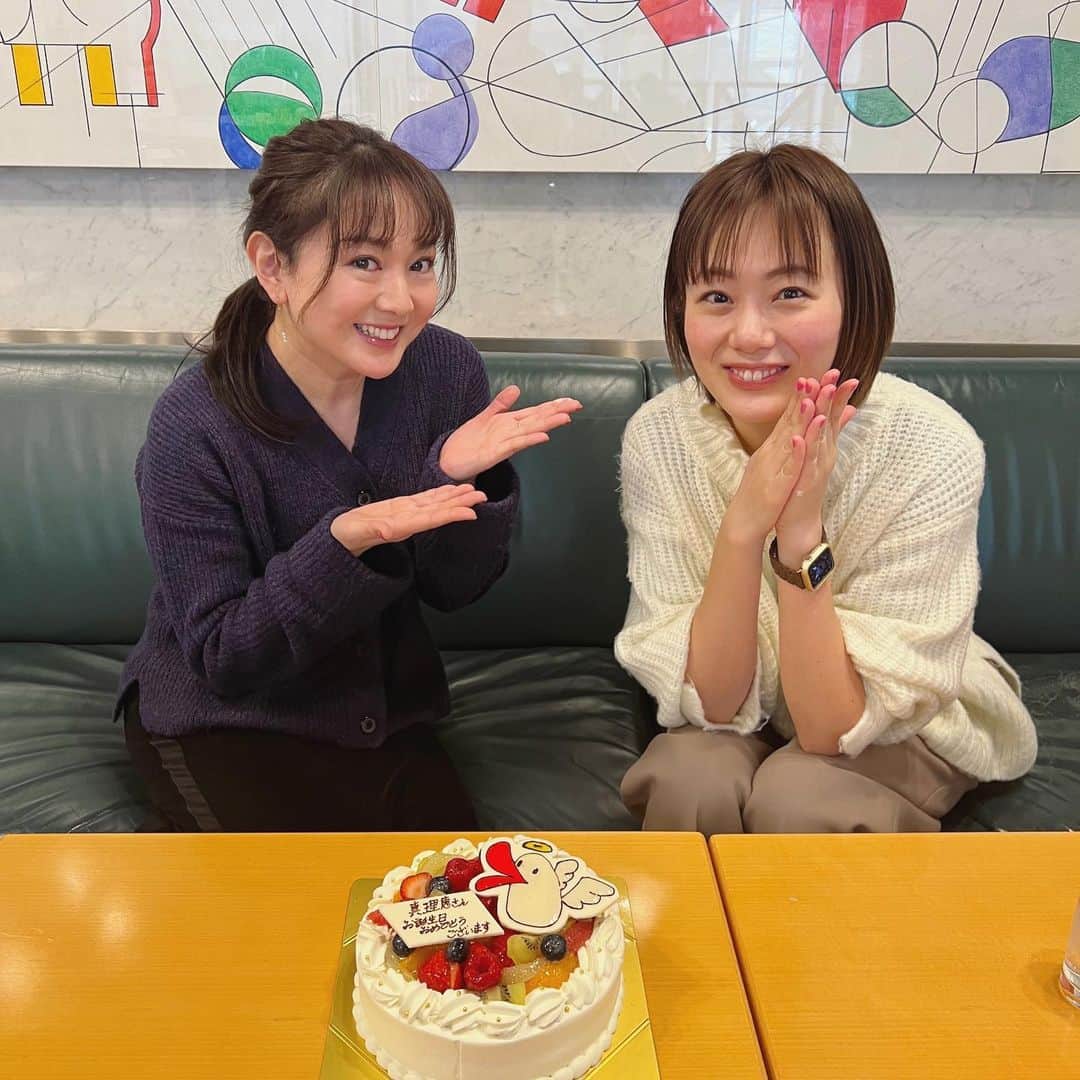 高橋真理恵のインスタグラム：「* 皆さん‼️ #カラオケ はお好きですか？   私は#1人カラオケ に行くほど好きで、 一時期、仲の良い友達に、 『何したい？』と聞かれたら 『カラオケ』しか言わないから もう聞くのやめよう！と  言われるような人間だったのですが、 ここ数年行けておらず、、、   最近✨ 仕事でカラオケに行きました🎤 楽しかった… またすぐ行きたい…❣️   その仕事とは、 「カンテレアナウンサーカラオケ対決！」 しかし、 普通の歌での対決ではありません！ 少し特殊な課題曲ですが、 Youtubeに昨日アップされた 「関西テレビアナウンサーチャンネル」で 是非見てみてください♬  ちなみに今回は、私の持ち込み企画ではありません😂   写真は、 一緒に対決した藤本アナと😍 目の前に#ケーキ があった時なので、 とてもルンルンです❣️  曲は円広志さんの パワーみなぎる、かっこよくて元気をもらえる1曲です😊」