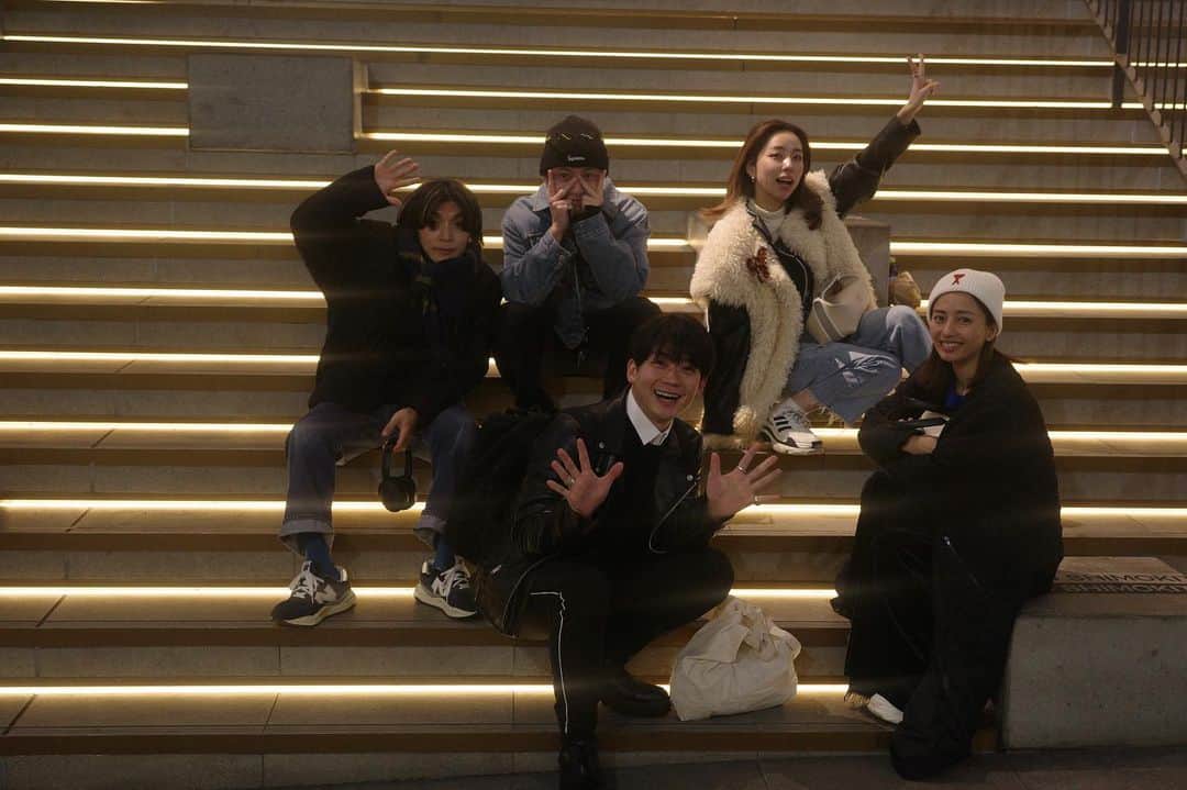 柏木亜季子のインスタグラム：「. あけおめバスキンでした 通りかかった人に大学生みたいな写真を撮ってもらったover30ず」