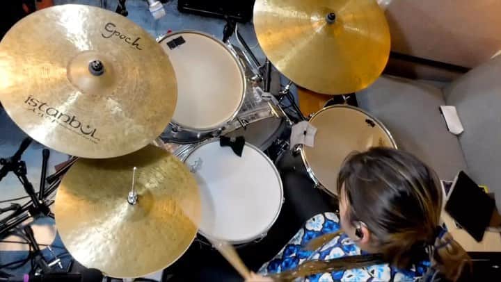 岡田真帆のインスタグラム：「. 【VOX Telstar 2020】Maho Okada🥁 　✕ 【VOX Mark III mini】Bunta Otsuki🎸  @voxampsjp @voxamplification」