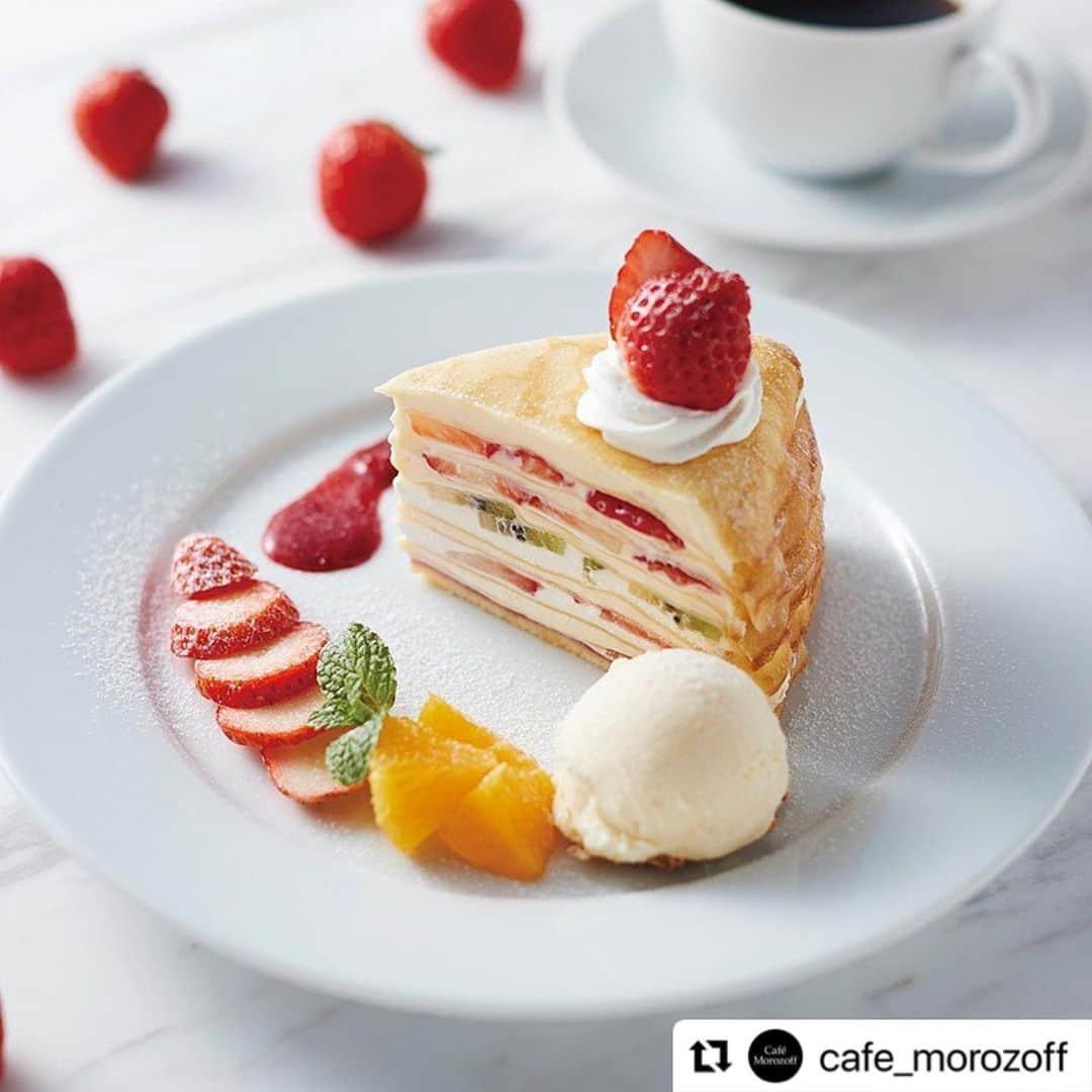 モロゾフ（公式）のインスタグラム：「@cafe_morozoff より お知らせです🍓  #Repost @cafe_morozoff with @use.repost ・・・ \第一弾/ カフェモロゾフからいちごを使った春メニューが登場します💐  ⁡ -----------  （1枚目） 【春いちごとキウイフルーツのミルクレープとお飲物】 税込価格　1,430 円　（本体価格1,300 円） ホワイトチョコレートを配合した、ほんのりラム酒の香るカスタードクリーム、春いちご、キウイフルーツを丁寧に重ねたミルクレープ。 この春おすすめのセットメニューです。 ※お飲物付き ⁡ ○取扱店舗  大和香林坊店２F、近鉄百貨店四日市店、上本町YUFURA店、イオンSENRITO店、京阪百貨店くずはモール店、さんちか店、明石ビブレ店、山陽百貨店、近鉄百貨店和歌山店、井筒屋小倉店、鶴屋百貨店、トキハ本店、トキハわさだ店 ⁡ -----------  （2枚目） 【期間限定デザートプレートとお飲物】 税込価格　1,375 円　（本体価格1,250 円） いちごのクリーム大福、バニラアイス、カスタードプリン（ミニ）、デンマーククリームチーズケーキをワンプレートに盛り合わせました。 ※お飲物付き ⁡ ○取扱店舗 大和香林坊店２F、大和富山店、近鉄百貨店四日市店、阪神百貨店梅田本店、あべのハルカス近鉄本店、上本町YUFURA店、イオンSENRITO店、京阪百貨店くずはモール店、さんちか店、神戸本店、大丸神戸店、明石ビブレ店、山陽百貨店、近鉄百貨店和歌山店、天満屋岡山本店、天満屋倉敷店、天満屋福山店、井筒屋小倉店、鶴屋百貨店、トキハ本店、トキハわさだ店 ⁡ -----------  （3枚目） 【春いちごのワッフルサンドとお飲物】 ⁡ 旬のいちごをたっぷりトッピングし、バニラアイスとホイップクリームをサンドしたこの時期だけのワッフルです。 ※お飲物付き ⁡ ○取扱店舗 パルクアベニューカワトク店、大和香林坊店８F、大和富山店、天満屋倉敷店、天満屋福山店、サクラマチ熊本店 ⁡ ----------- ⁡ ○取扱期間 3/1（水）〜5/31（水） ⁡ ※販売期間は変更になる場合がございます。 ※店舗により価格や仕様が異なります。 ⁡ まだまだ寒い日が続きますが、一足先に春気分を味わいませんか？🌷 ぜひお待ちしております。 ⁡ ⁡ #カフェモロゾフ #モロゾフカフェ #いちご #いちごスイーツ #いちご好き #ミルクレープ #いちご大福 #ワッフルサンド #いちごワッフルサンド #モロゾフ #morozoff #cafemorozoff #morozoffcafe #神戸カフェ#カフェ #cafe #スイーツ」