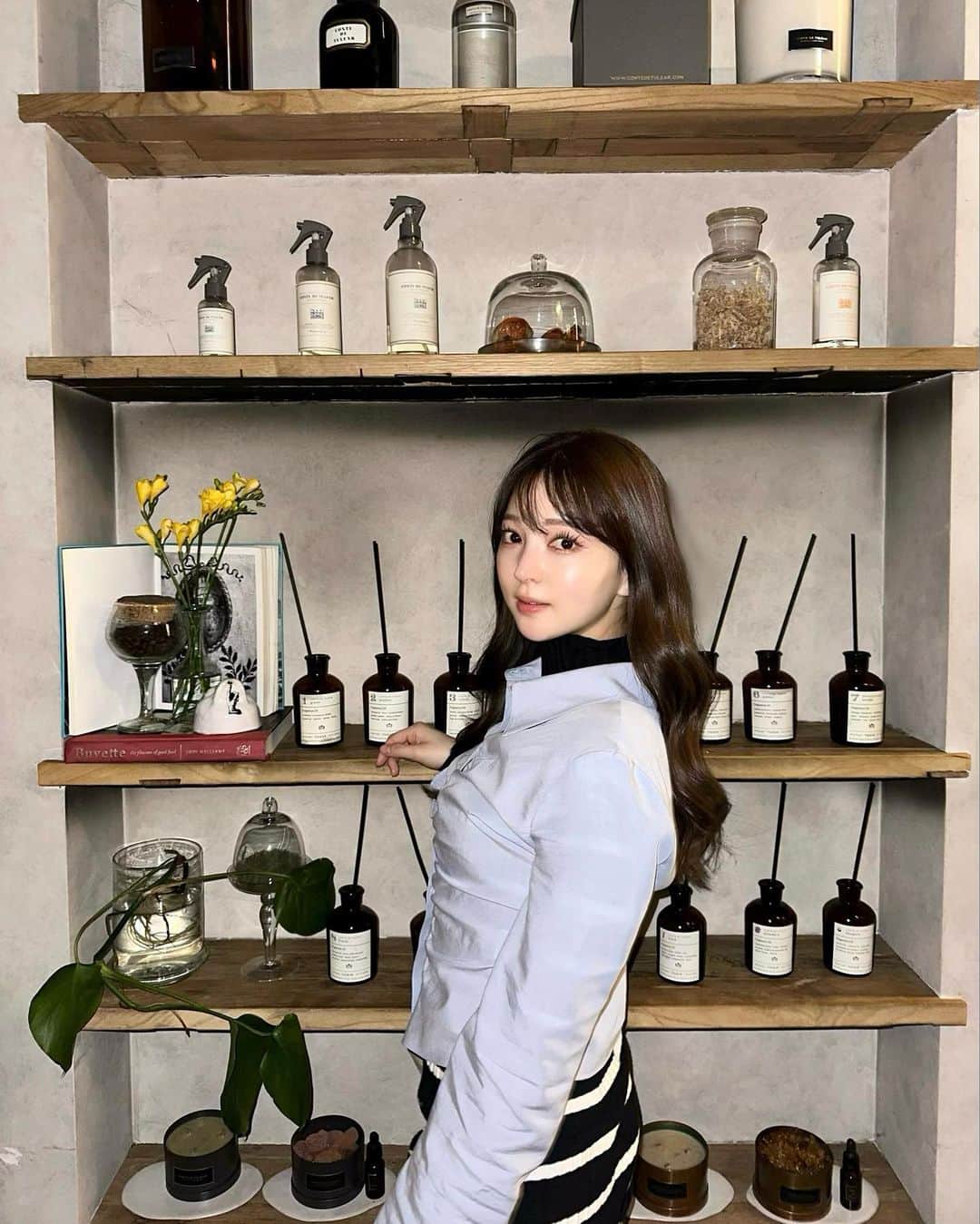 のインスタグラム：「夜カフェ☕️ 📍狎鴎亭  韓国はカフェが沢山あってオシャレなところが多い💛」