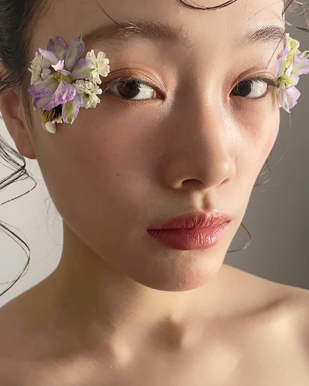 河野麻里さんのインスタグラム写真 - (河野麻里Instagram)「・ ・ 春メイク  生花を目尻に ・ ・ #マリhair #浜松市」2月28日 12時01分 - brillantmari