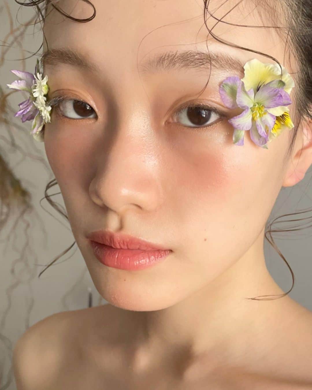 河野麻里のインスタグラム：「・ ・ 春メイク  生花を目尻に ・ ・ #マリhair #浜松市」