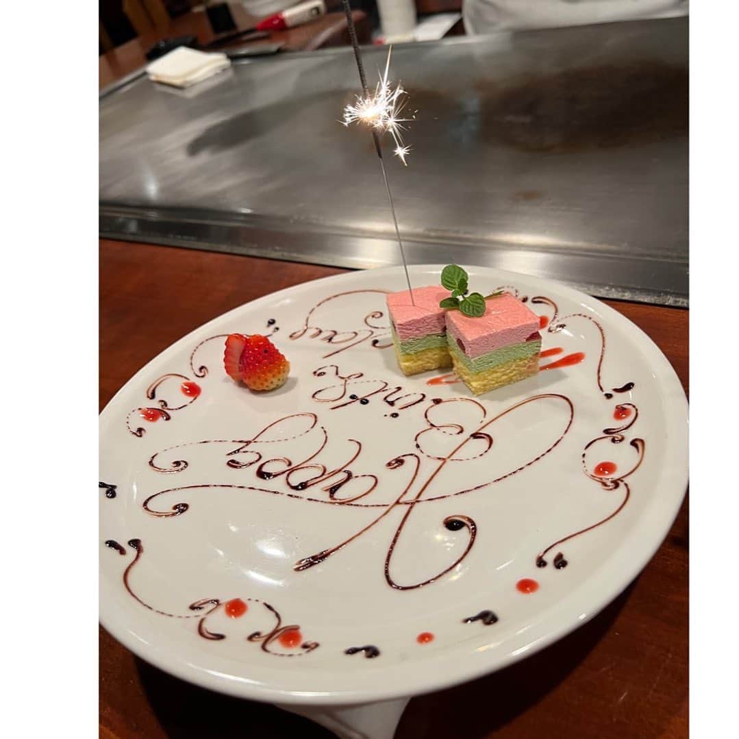 山下莉奈のインスタグラム：「My Birthday Dinner 🌹  お天気に恵まれ☔️奇跡が起きて前々日から家族とご飯に行けて当日は鉄板焼きへ😍💕 今年は諦めてたから嬉しかったなぁ〜前日にやっぱり行けるよ？ねぇ、私夜あいてるよ？とゆうプレッシャーをかけてしまったw  美味しかったしゆっくり食事できる幸せを噛み締めました☺️🫧いつもありがとう💕  でもなんか肝心のお肉の写真がない。。あれ？笑」
