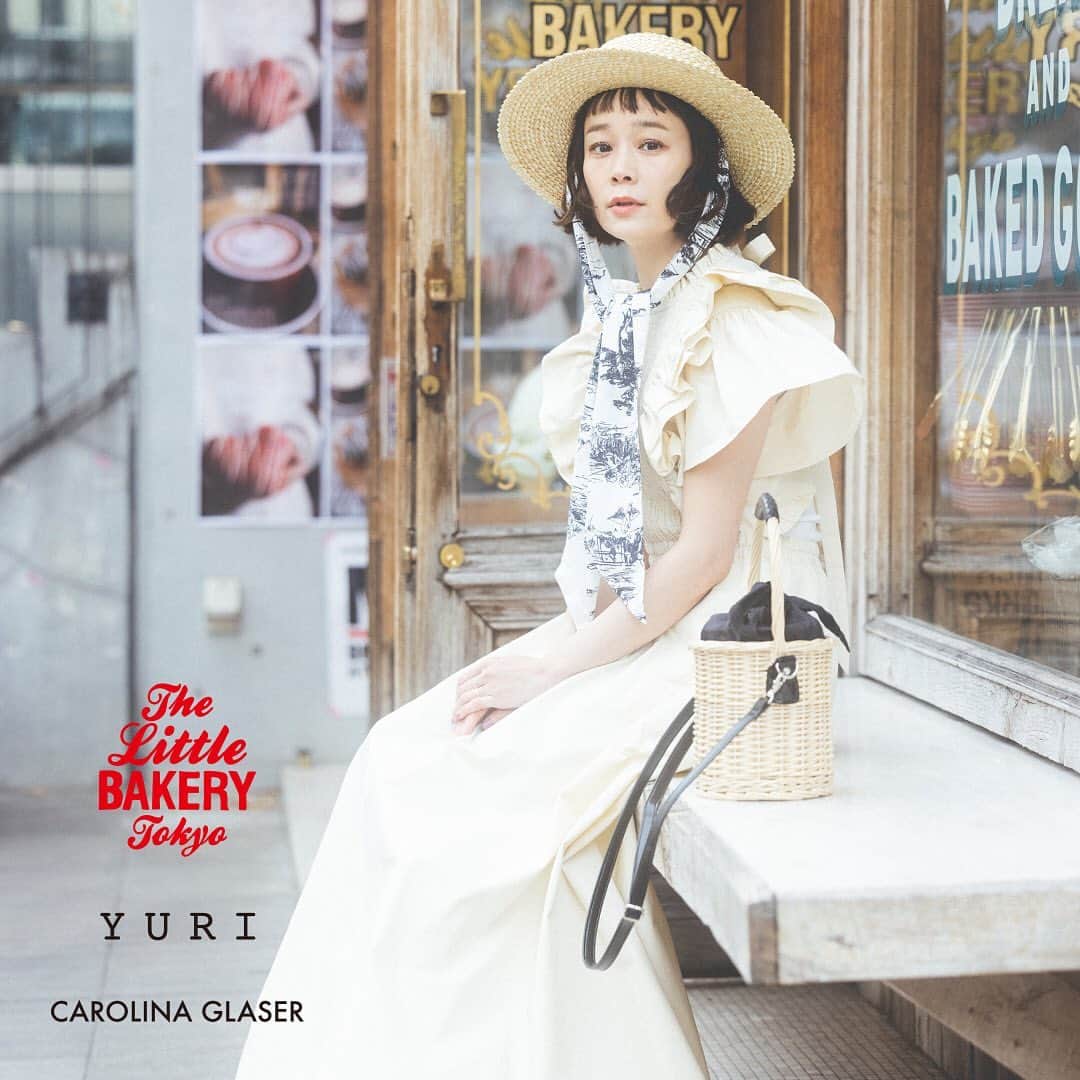 のインスタグラム：「〈YURI × The Little BAKERY Tokyo × CAROLINA GLASER〉の豪華トリプルコラボが実現！  パンコーディネーターのパン野ゆりと、“フレンチアメリカン”をテーマに2017年に原宿にオープンしたベーカリーショップ〈The Little BAKERY Tokyo（ザ リトル ベーカリー トウキョウ）〉、〈CAROLINA GLASER（カロリナ グレイサー）〉の初となるトリプルコラボレーションアイテムが実現。  本コラボレーションでは、“ブレッドピクニック”をテーマとしたアイテムをご用意。 袖周りのフリルと素材に拘ったワンピースや〈The Little BAKERY Toky〉のロゴ入りのTシャツ、小麦の様な編み方が特徴的なカンカン帽、〈The Little BAKERY Tokyo〉の人気商品「いちごあんバター」が入るサイズの取り外し可能な保冷ポーチ付きのカゴバッグが揃います。  唯一無二のトリプルコラボレーションアイテムにご期待ください。  詳しくはプロフィールのURLから🔗❣️」