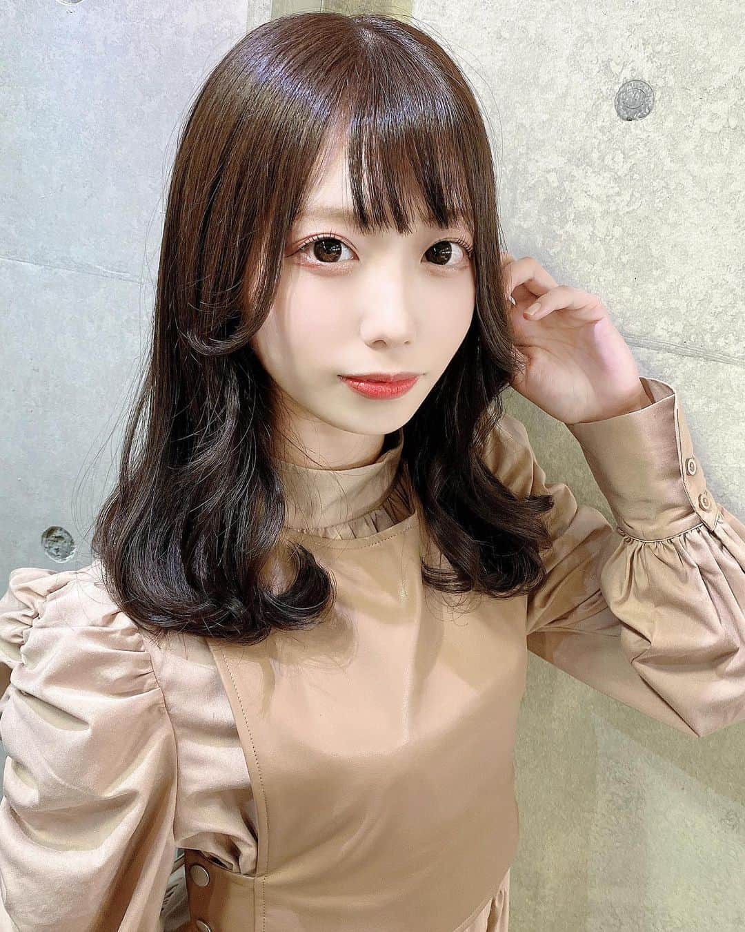 山岸奈津美さんのインスタグラム写真 - (山岸奈津美Instagram)「昨日、髪を切って染めてトリートメントしてもらって来たよ〜！！  少し暗めも似合う？？🐶 . . .   #グラビア #水着 #ミスflash2019  #アイドル #モデル #撮影 #撮影会 #写真 #camera #gravure #グラドル」2月28日 12時34分 - 0916_natsumi