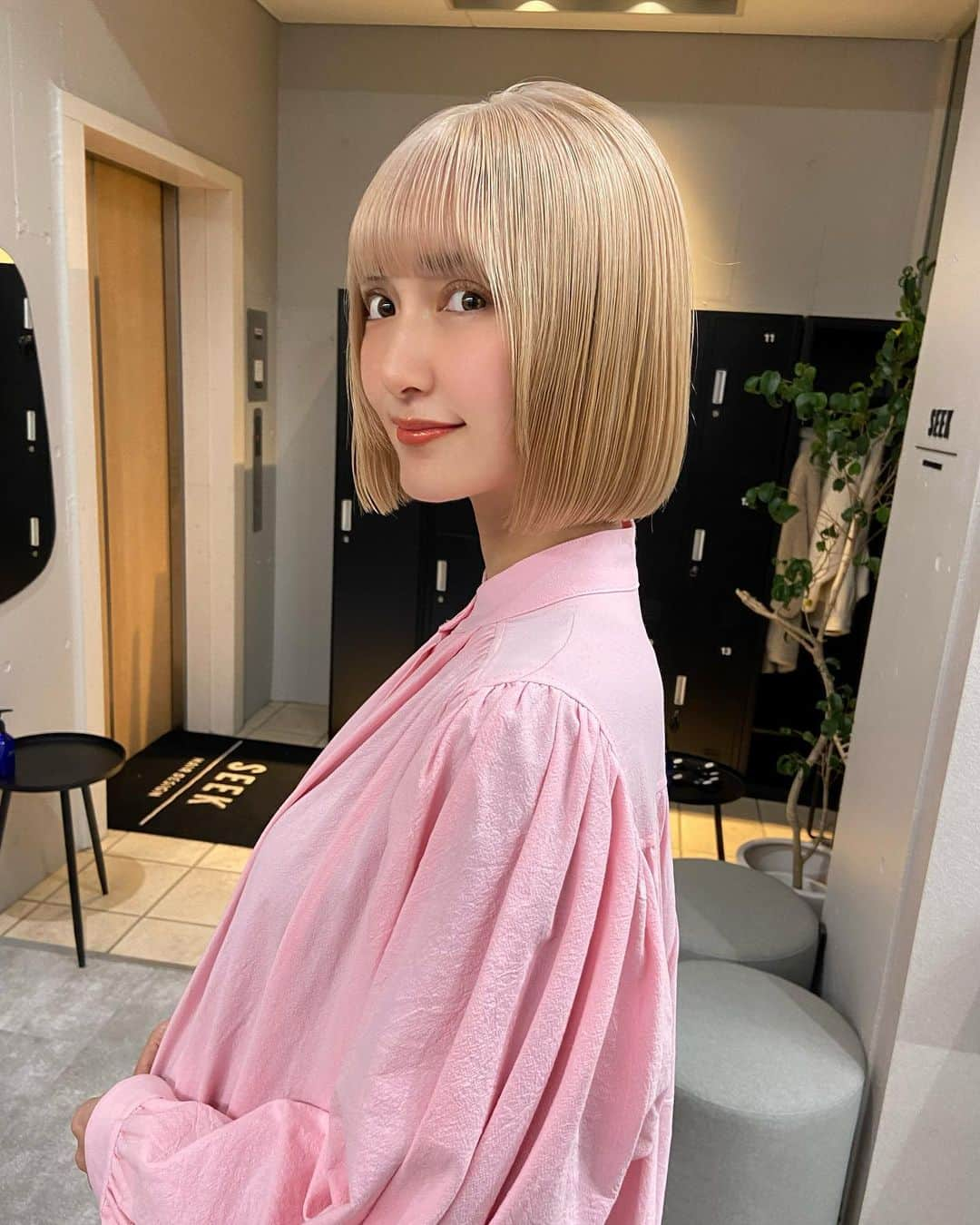 カナのインスタグラム：「@chanonbabyboy ✂︎  今回も茶木さんにお任せhair ~🫶🏻 また少しトーンアップしたの🌸 いつも本当にキレイで可愛い髪にして下さる！🤍  ピンクのワンピースは @akte_official 🦩💕  #seekhairdesign #ハイトーンボブ #akte #アクテ」