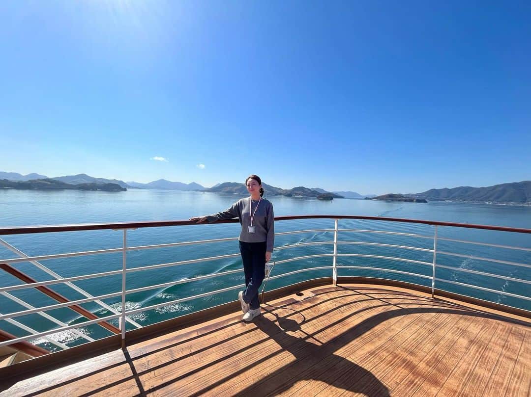 雅原慶さんのインスタグラム写真 - (雅原慶Instagram)「Cruise travelogue🚢PART.3  クルーズ、2日目を迎えました。  天気が最高に良くて、もう最高です。  雲ひとつない青空！あったかい！きもちー！  因島大橋(いんのしまおおはし)がみえてきました。  広島の尾道にある因島と向島を結ぶ橋とのこと。  船内のカフェテラスで飲めるGODIVAのショコリキサー。  美味しいです。クルーズでも人気のロングセラーだそう。  ほかにもハンバーガーやクロワッサンなどのパンも🥐🥖  隣のおにいさんは昼からビールをぐいぐい飲まれてます😎  最高かよ。  今回のクルーズは「瀬戸内海Navigate」ということで  船内には、瀬戸内海が産地の食品やアパレルブランドなど  いろんなお店のポップアップが！  さっそく尾道のチョコレート @ushiochocolatl を購入🍫  いろんな国のチョコレートがあってパッケージも可愛い✨  店員さんのお二方も素敵な方でした☺️  ランチは、昨夜和食をいただいたので、洋食レストランへ！  ドライカレー。美味しかったです。  11:30 因島大橋通過〜  さて、午後はリハーサルです。  よし、夜の本番にむけて準備しよ😊  続く…  #にっぽん丸 #雅原慶 #ショコリキサー #因島大橋」2月28日 13時35分 - kei_miyahara