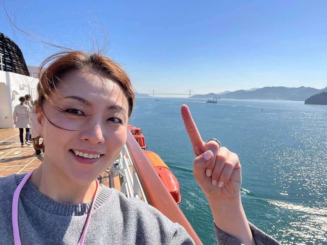 雅原慶さんのインスタグラム写真 - (雅原慶Instagram)「Cruise travelogue🚢PART.3  クルーズ、2日目を迎えました。  天気が最高に良くて、もう最高です。  雲ひとつない青空！あったかい！きもちー！  因島大橋(いんのしまおおはし)がみえてきました。  広島の尾道にある因島と向島を結ぶ橋とのこと。  船内のカフェテラスで飲めるGODIVAのショコリキサー。  美味しいです。クルーズでも人気のロングセラーだそう。  ほかにもハンバーガーやクロワッサンなどのパンも🥐🥖  隣のおにいさんは昼からビールをぐいぐい飲まれてます😎  最高かよ。  今回のクルーズは「瀬戸内海Navigate」ということで  船内には、瀬戸内海が産地の食品やアパレルブランドなど  いろんなお店のポップアップが！  さっそく尾道のチョコレート @ushiochocolatl を購入🍫  いろんな国のチョコレートがあってパッケージも可愛い✨  店員さんのお二方も素敵な方でした☺️  ランチは、昨夜和食をいただいたので、洋食レストランへ！  ドライカレー。美味しかったです。  11:30 因島大橋通過〜  さて、午後はリハーサルです。  よし、夜の本番にむけて準備しよ😊  続く…  #にっぽん丸 #雅原慶 #ショコリキサー #因島大橋」2月28日 13時35分 - kei_miyahara
