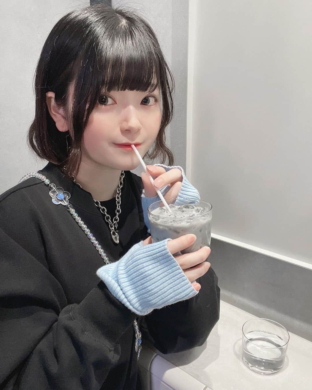小倉月奏のインスタグラム：「♡ ・ ・ 憧れてやっと買ったのにアームウォーマーは、邪魔って感じちゃって向いてなかった😳笑 ・ ・ ・ #アームウォーマー #アームカバー #トレーナー #トレーナーコーデ #スウェット #スウェットコーデ #渋谷 #渋谷カフェ #カフェ巡り #カフェ好きな人と繋がりたい #kitasandocoffee」