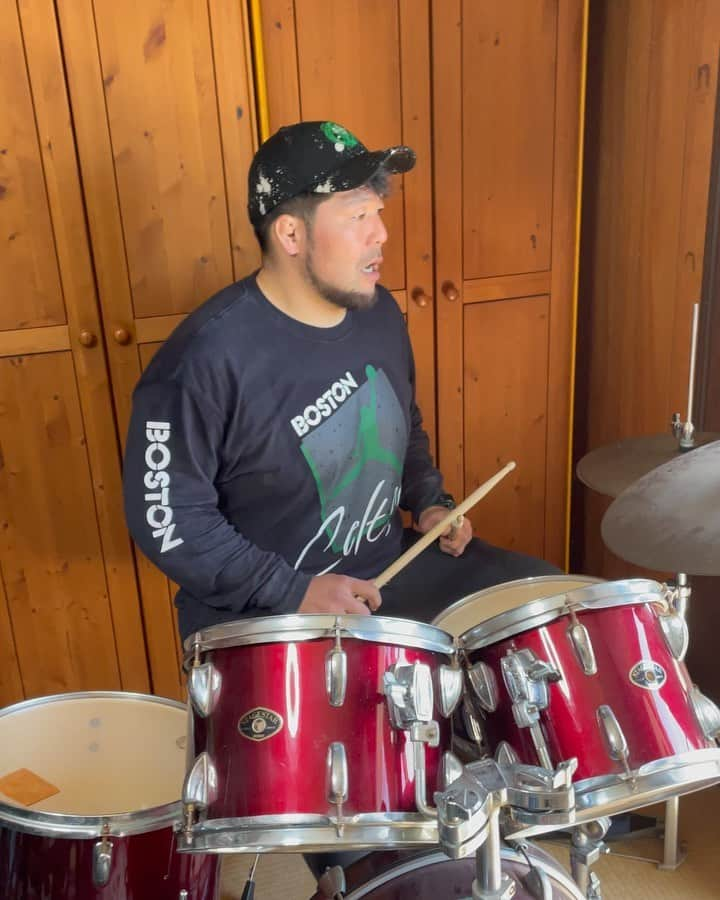 畠山健介のインスタグラム：「5回目🥁 DAY 5 of my Drum life🥁 今日は「フィルイン」の種類を増やすのに挑戦。  そして、僕のドラムの先生が初登場🥁👩‍🏫 レベルが違いすぎて、オーバーキルされます💦いつも🤯😭笑 @saeri_jonai   ドラムは音数が合っていれば、何をどう叩いてもOK🥁フィルはオリジナリティーとクリエイティビティーが必須ですが、僕はとにかく「基礎」🥁💦ドラム🥁楽しい！  人類にとっては、どうでもいい1歩だが、私にとっては大きな5歩目🦶  #ドラム #drum #Day5 #音楽 #music #フィル #フィルイン #Fill #Fillin #オリジナリティー #クリエイティビティー #Orignality #Creativity #音数 #ラグビー #rugby」