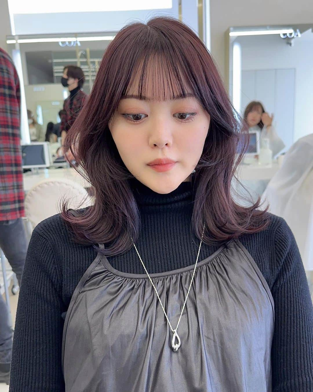 比良祐里さんのインスタグラム写真 - (比良祐里Instagram)「やっと美容院行けた✂︎💓 安定のラベンダー系カラーと、顔周りカットして貰いました！  カットもカラーも髪を巻くのも上手すぎて今回も大満足です🫶  #ロブヘア  #ラベンダーカラー」2月28日 13時36分 - yuuri.hira