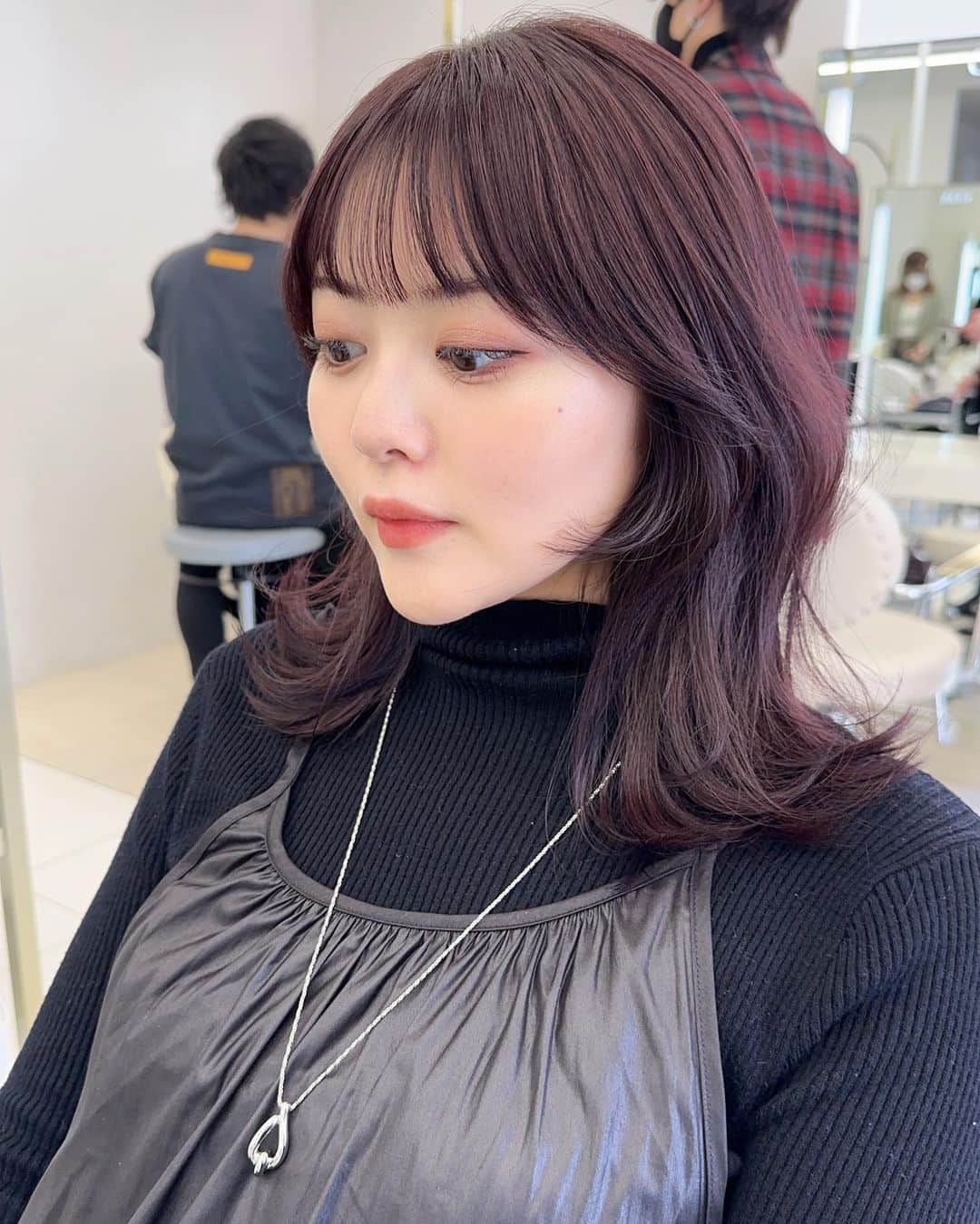 比良祐里さんのインスタグラム写真 - (比良祐里Instagram)「やっと美容院行けた✂︎💓 安定のラベンダー系カラーと、顔周りカットして貰いました！  カットもカラーも髪を巻くのも上手すぎて今回も大満足です🫶  #ロブヘア  #ラベンダーカラー」2月28日 13時36分 - yuuri.hira