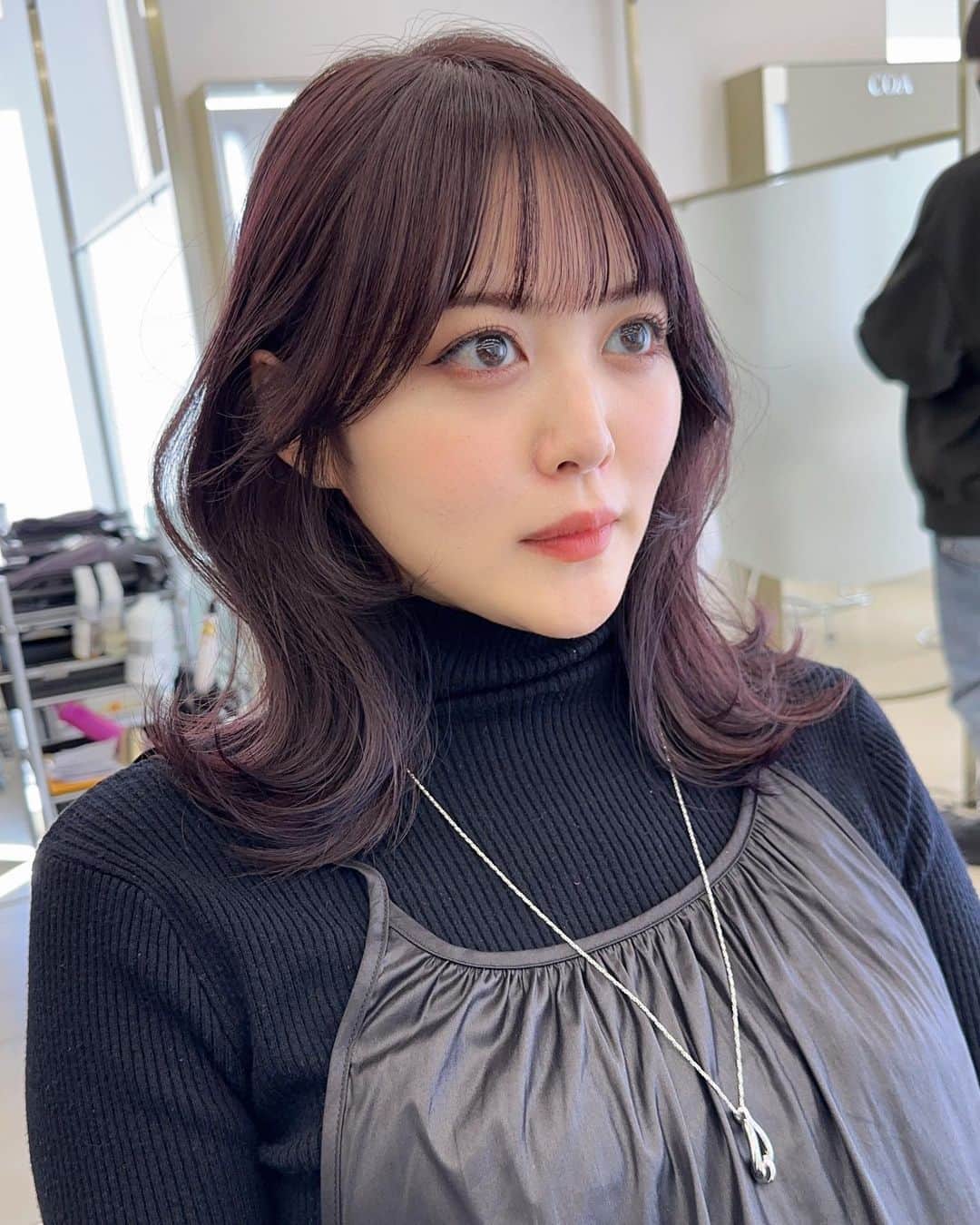比良祐里のインスタグラム：「やっと美容院行けた✂︎💓 安定のラベンダー系カラーと、顔周りカットして貰いました！  カットもカラーも髪を巻くのも上手すぎて今回も大満足です🫶  #ロブヘア  #ラベンダーカラー」