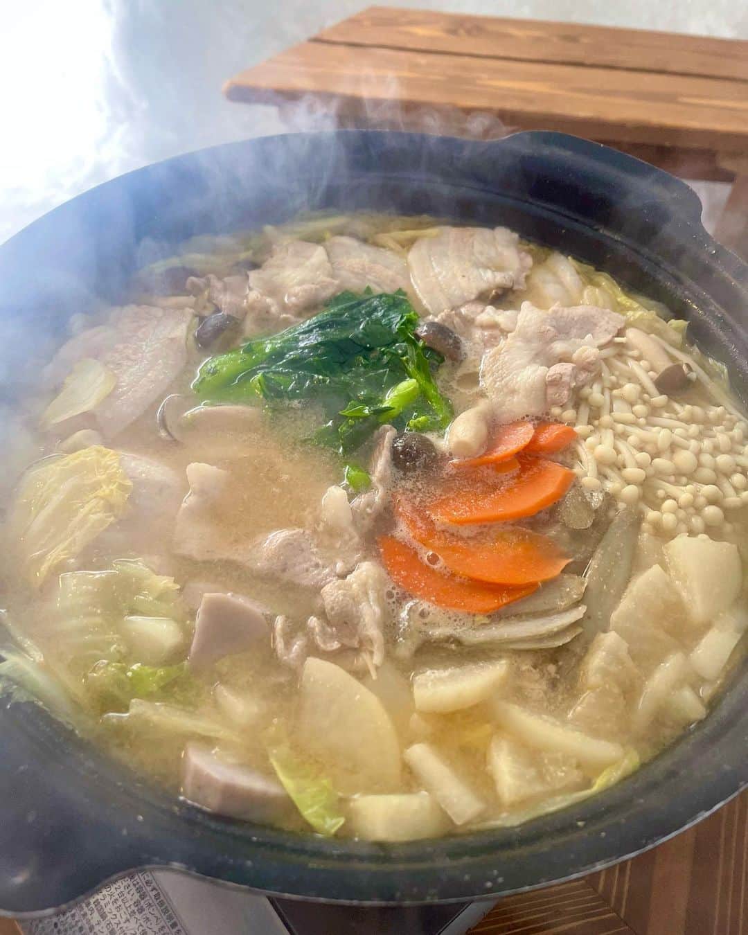 宮崎麗奈さんのインスタグラム写真 - (宮崎麗奈Instagram)「． 東京は、少しずつ暖かくなってきましたね🌸 ⁡ 投稿しようと思って、後回しになっていた冬の写真☃️ 春になりきる前に、、 せめて3月になる前に載せさせてください、、 ⁡ ⁡ 長野県にある冬限定レストランに行きました❄️ ⁡ かまくらの中では、のろし鍋が食べられます🍲 味噌ベースのスープに地元の食材が沢山入っていて、 楽しくて、美味しかったです😋♡ ⁡ ⁡ さて、今日は午後からの撮影です📸 行ってきます〜❣️ ⁡ ⁡ ⁡ #長野 #長野県 #長野観光 #信州 #飯山 #かまくら #のろし鍋 #狼煙鍋 #かまくらレストラン #レストランかまくら村 #かまくらの里 #みゆきポーク」2月28日 13時40分 - reina_miyazaki