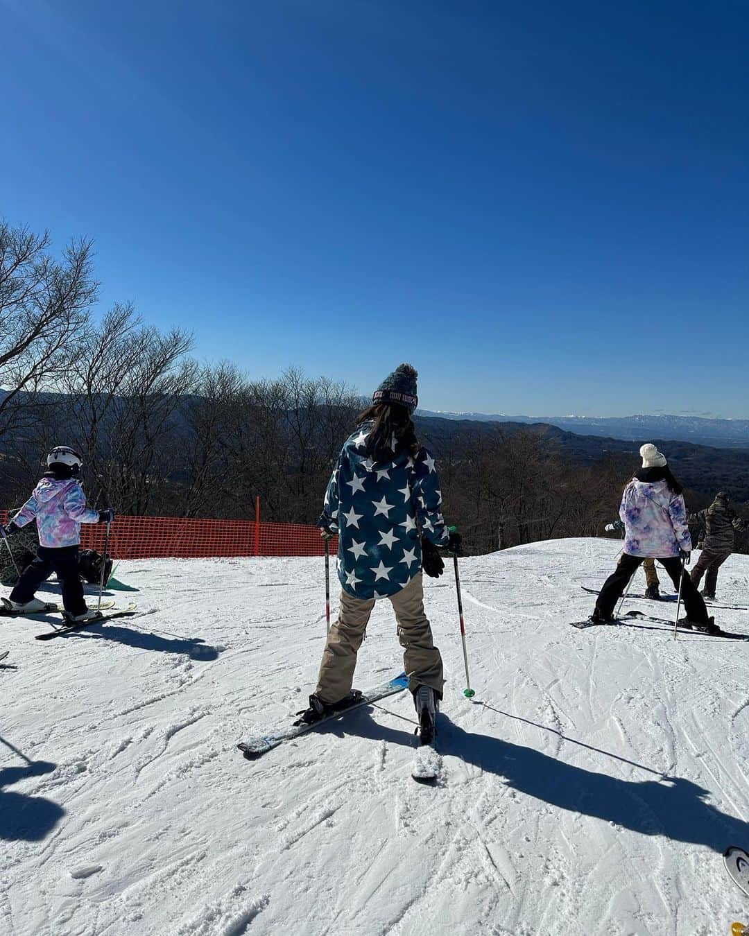 高野桃子さんのインスタグラム写真 - (高野桃子Instagram)「2月が終わる前に投稿今年も行けました⛷スノボもスキーもある一定のレベルから一向に上達しない(笑)きっと５歳の頃とおんなじ出来。幼少期からスキーやらキャンプやらアウトドアにガンガン連れてってくれた親と幼なじみ家族には本当感謝！  今日は最高気温20℃もあるんだね🌸  #スキー」2月28日 14時09分 - takano_sd