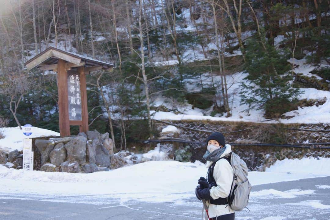 清浦夏実さんのインスタグラム写真 - (清浦夏実Instagram)「2/22厳冬期・東天狗岳。 今季初の雪山。文句なしの晴天。風も強くなく、絶好の登山日和だ。 今回は渋ノ湯登山口から入山。気温はマイナス7度ほど。ザクザク、ギュッギュ、とアイゼンが雪を刺す。人気の山だからか、よく人が通っていて道のコンディションも悪くない。  コースタイム通りに黒百合ヒュッテに到着。トイレも施設もとても綺麗で、人気な理由がよく分かる。ここで少し早い昼食を頂く。名物のビーフシチューは、ゴロッとした具材と深い味わい。テラス席でこれから登る雪山を眺めながら頂き、贅沢な時間を過ごした。  必要のない道具は黒百合ヒュッテにデポ。ハードシェルやバラクラバを装着し、身軽なフル装備で稜線に出た。木々には氷が下がり、ステンドグラスのようだった。雪の白と、空の深い青しか視野に入らない。凍った雪がキラキラと光り、サングラス越しでも照り返しが強かった。  森林限界を超え、急斜面に差し掛かったあたりで少し怖くなった。滑落すれば止まれないだろう。ピッケルを刺しながら慎重に登っていく。アドレナリンが出ているからか、靴擦れを起こしていたが痛くないし、こんなところで止まりたくない。しかし帰りは大丈夫だろうか。進みたい気持ちと、戻った方がいいのか、判断が難しかった。結局のところ、怖いと思った箇所を超えたら特に不安のない道となり、そこからはぐんぐんと進み、無事登頂出来た。  パノラマの雪山の景色、空には雲ひとつなく、宇宙に近い色をしていた。大袈裟に聞こえるかもしれないが、こんな景色を見るために生まれてきたのかもしれない。そう思うくらい美しさに感動した。  西天狗岳にも行きたかったが、恐怖心を省みて、今回は見送り下山することにした。下りはコースタイムの2倍のペースで下山し、何の問題もなかった。経験や、自力が分からない時、時間に余裕を持ちながら慎重に行動して悪いことはないように思う。黒百合ヒュッテには麦草峠方面から入山し、テント泊をしにまた来たい。  温泉で緊張と筋肉をほぐし、馬刺しとそばを食べて帰路に着いた。実に楽しい1日だった。  #登山 #雪山 #トレッキング #八ヶ岳 #東天狗岳 #黒百合ヒュッテ #ビーフシチュー #ハードジェル #houdini #arcteryx #petzl #blackdiamond #trecking #清浦夏実 #TWEEDEES #登山女子 #登山好きな人と繋がりたい #登山飯 #山小屋」2月28日 14時03分 - kiyo_723