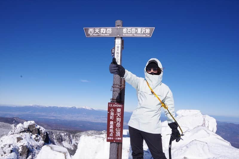 清浦夏実さんのインスタグラム写真 - (清浦夏実Instagram)「2/22厳冬期・東天狗岳。 今季初の雪山。文句なしの晴天。風も強くなく、絶好の登山日和だ。 今回は渋ノ湯登山口から入山。気温はマイナス7度ほど。ザクザク、ギュッギュ、とアイゼンが雪を刺す。人気の山だからか、よく人が通っていて道のコンディションも悪くない。  コースタイム通りに黒百合ヒュッテに到着。トイレも施設もとても綺麗で、人気な理由がよく分かる。ここで少し早い昼食を頂く。名物のビーフシチューは、ゴロッとした具材と深い味わい。テラス席でこれから登る雪山を眺めながら頂き、贅沢な時間を過ごした。  必要のない道具は黒百合ヒュッテにデポ。ハードシェルやバラクラバを装着し、身軽なフル装備で稜線に出た。木々には氷が下がり、ステンドグラスのようだった。雪の白と、空の深い青しか視野に入らない。凍った雪がキラキラと光り、サングラス越しでも照り返しが強かった。  森林限界を超え、急斜面に差し掛かったあたりで少し怖くなった。滑落すれば止まれないだろう。ピッケルを刺しながら慎重に登っていく。アドレナリンが出ているからか、靴擦れを起こしていたが痛くないし、こんなところで止まりたくない。しかし帰りは大丈夫だろうか。進みたい気持ちと、戻った方がいいのか、判断が難しかった。結局のところ、怖いと思った箇所を超えたら特に不安のない道となり、そこからはぐんぐんと進み、無事登頂出来た。  パノラマの雪山の景色、空には雲ひとつなく、宇宙に近い色をしていた。大袈裟に聞こえるかもしれないが、こんな景色を見るために生まれてきたのかもしれない。そう思うくらい美しさに感動した。  西天狗岳にも行きたかったが、恐怖心を省みて、今回は見送り下山することにした。下りはコースタイムの2倍のペースで下山し、何の問題もなかった。経験や、自力が分からない時、時間に余裕を持ちながら慎重に行動して悪いことはないように思う。黒百合ヒュッテには麦草峠方面から入山し、テント泊をしにまた来たい。  温泉で緊張と筋肉をほぐし、馬刺しとそばを食べて帰路に着いた。実に楽しい1日だった。  #登山 #雪山 #トレッキング #八ヶ岳 #東天狗岳 #黒百合ヒュッテ #ビーフシチュー #ハードジェル #houdini #arcteryx #petzl #blackdiamond #trecking #清浦夏実 #TWEEDEES #登山女子 #登山好きな人と繋がりたい #登山飯 #山小屋」2月28日 14時03分 - kiyo_723