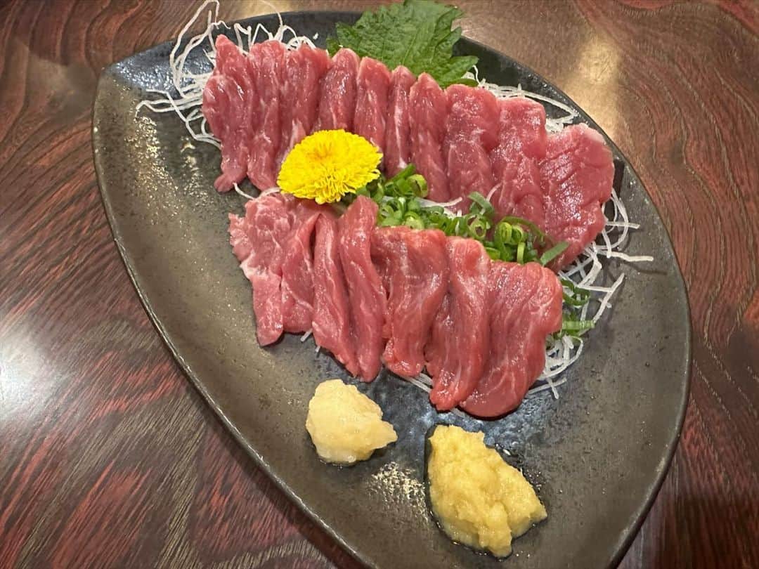 清浦夏実さんのインスタグラム写真 - (清浦夏実Instagram)「2/22厳冬期・東天狗岳。 今季初の雪山。文句なしの晴天。風も強くなく、絶好の登山日和だ。 今回は渋ノ湯登山口から入山。気温はマイナス7度ほど。ザクザク、ギュッギュ、とアイゼンが雪を刺す。人気の山だからか、よく人が通っていて道のコンディションも悪くない。  コースタイム通りに黒百合ヒュッテに到着。トイレも施設もとても綺麗で、人気な理由がよく分かる。ここで少し早い昼食を頂く。名物のビーフシチューは、ゴロッとした具材と深い味わい。テラス席でこれから登る雪山を眺めながら頂き、贅沢な時間を過ごした。  必要のない道具は黒百合ヒュッテにデポ。ハードシェルやバラクラバを装着し、身軽なフル装備で稜線に出た。木々には氷が下がり、ステンドグラスのようだった。雪の白と、空の深い青しか視野に入らない。凍った雪がキラキラと光り、サングラス越しでも照り返しが強かった。  森林限界を超え、急斜面に差し掛かったあたりで少し怖くなった。滑落すれば止まれないだろう。ピッケルを刺しながら慎重に登っていく。アドレナリンが出ているからか、靴擦れを起こしていたが痛くないし、こんなところで止まりたくない。しかし帰りは大丈夫だろうか。進みたい気持ちと、戻った方がいいのか、判断が難しかった。結局のところ、怖いと思った箇所を超えたら特に不安のない道となり、そこからはぐんぐんと進み、無事登頂出来た。  パノラマの雪山の景色、空には雲ひとつなく、宇宙に近い色をしていた。大袈裟に聞こえるかもしれないが、こんな景色を見るために生まれてきたのかもしれない。そう思うくらい美しさに感動した。  西天狗岳にも行きたかったが、恐怖心を省みて、今回は見送り下山することにした。下りはコースタイムの2倍のペースで下山し、何の問題もなかった。経験や、自力が分からない時、時間に余裕を持ちながら慎重に行動して悪いことはないように思う。黒百合ヒュッテには麦草峠方面から入山し、テント泊をしにまた来たい。  温泉で緊張と筋肉をほぐし、馬刺しとそばを食べて帰路に着いた。実に楽しい1日だった。  #登山 #雪山 #トレッキング #八ヶ岳 #東天狗岳 #黒百合ヒュッテ #ビーフシチュー #ハードジェル #houdini #arcteryx #petzl #blackdiamond #trecking #清浦夏実 #TWEEDEES #登山女子 #登山好きな人と繋がりたい #登山飯 #山小屋」2月28日 14時03分 - kiyo_723