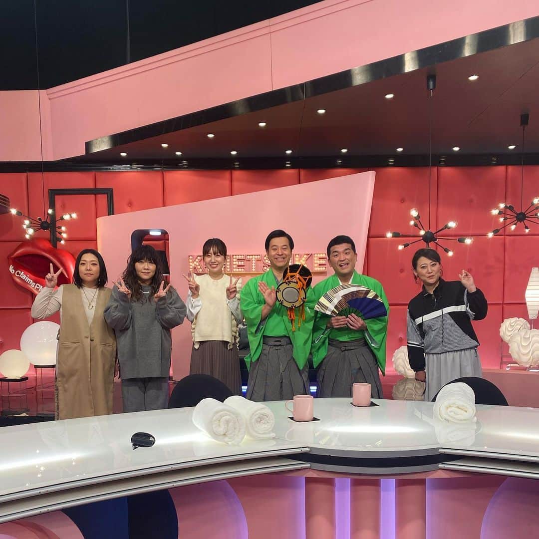 豊崎由里絵のインスタグラム：「. 本日！2月28日（火）20:00〜 関西テレビ「キメツケ！」に出演します💕 3回目の出演にして初めて！ 「持ち込みキメツケ！」を任されました🤣✨ 何にするか悩んだけど楽しかったー🤣  関西にお住まいの皆さま ぜひご覧くださいー😍！  衣装はこちら🌷 ニット、スカート　　@mielegrande.official ピアス　@soa.jp スタイリスト　chie oshitani @stylist_franc #キメツケ」