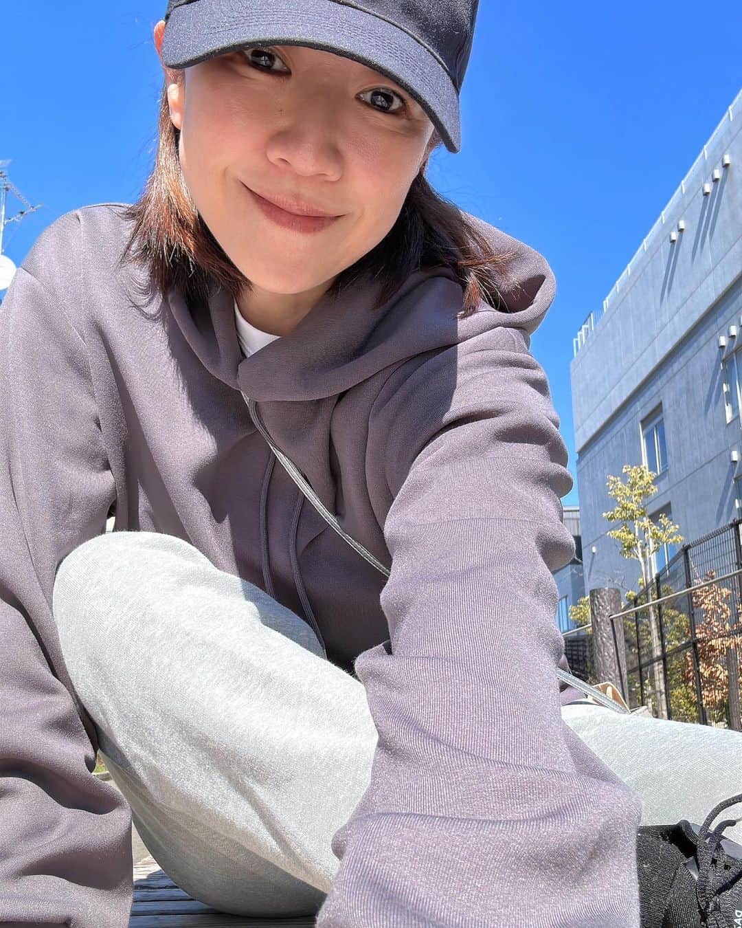 のインスタグラム：「まだまだ 歩くペースは遅いけど 5キロウォーキングしてきました！  昨日までは無理のない4キロコースで、のんびり歩いてましたが、少しずつペースを上げて距離も伸ばして行こうと思い今日はちょっとだけ頑張りました😊👍  暖かかったけど 風が強すぎますね！  でも寒いより暖かい方が 断然好きです❤️🌸  ＃術後11日目」