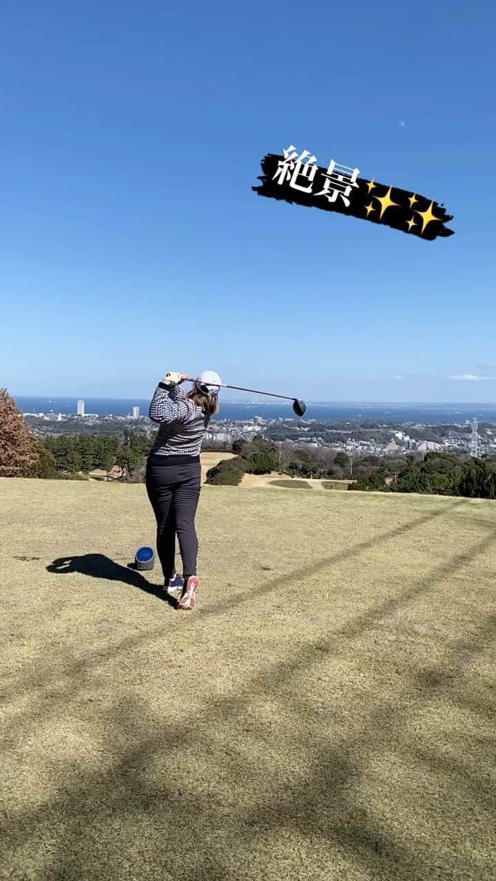 河野杏奈のインスタグラム：「. 今日はとても晴れていたので、 神奈川から千葉が見えました✨✨  ステップアップツアーの開幕戦まで あと2週間ほどになりました！🌸 最後の調整をしっかり行いたいと思います！  #イースタンリアルエステート#川久保企画#coreforce#divinergolf#9999#brigestone #golfswing#ドライバーショット#スイング動画#ゴルフ#女子プロゴルファー #葉山国際カンツリー倶楽部」