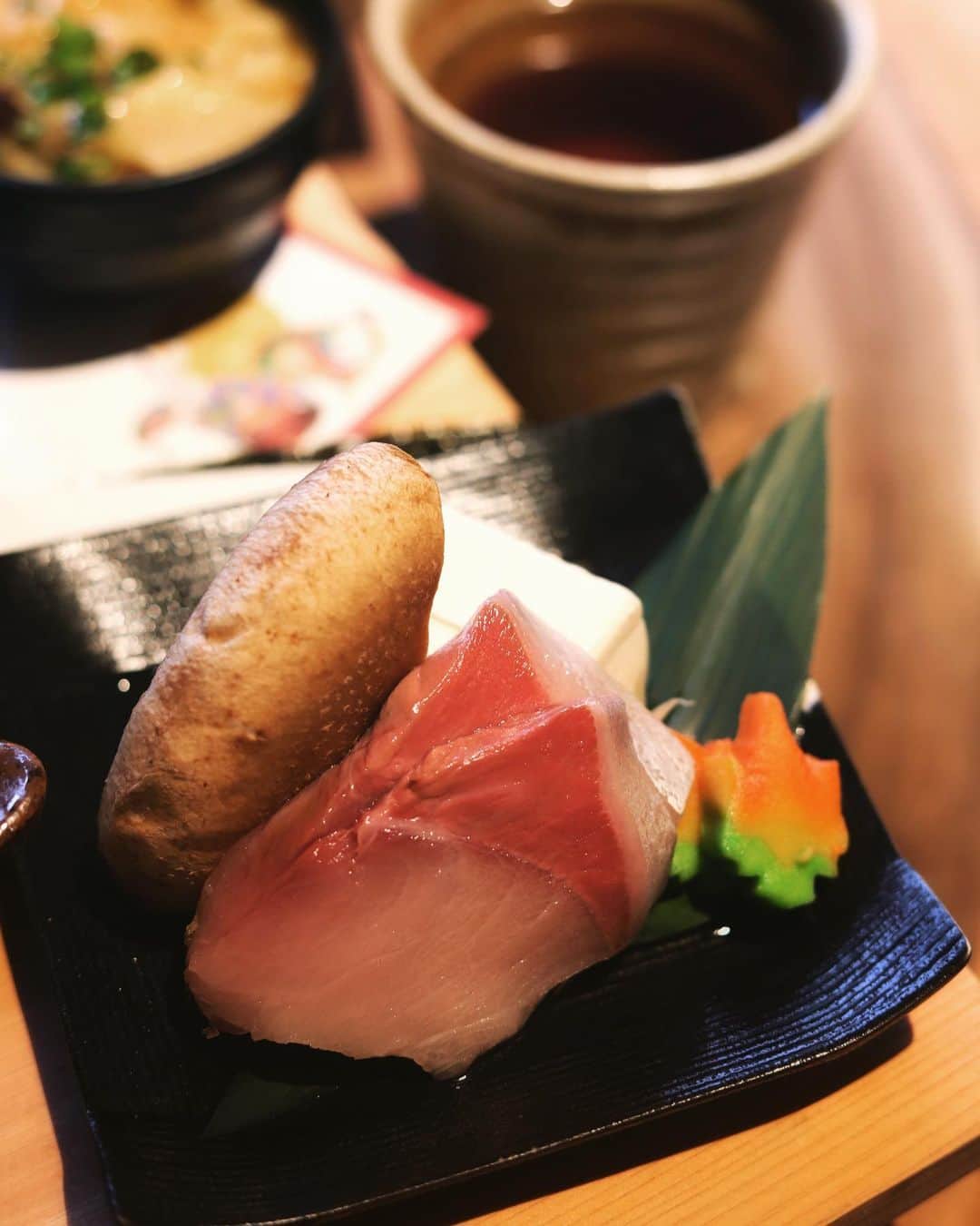 ゆいこ♡キラプリさんのインスタグラム写真 - (ゆいこ♡キラプリInstagram)「•✼  本日ご紹介するのは  京都_伏見稲荷大社⛩ 千本鳥居のすぐ側にある  五木茶屋伏見稲荷店さん  京丼五種食べ比べ膳🌾 ■和牛ローストビーフ丼 ■鯛の手巻き丼 ■黒毛和牛と湯葉の餡かけ丼 ■牡蠣と季節の炊き込みご飯 ■鰤しゃぶと湯豆腐 ●自家製おろしポン酢 ●海苔 ●京のお茶 ●有機宇治抹茶入煎茶 ●有機宇治ほうじ茶  ※季節によって一部のお魚変更有  内観も外観も京都らしい 落ち着く雰囲気の店内を通り 見晴らしの良い二階席へ  お洒落なジャズを聴きながら まったり寛いでいると 他のお席の女子会チームから 「全丼美味しすぎる！」 と聞こえてきてワクソワ〜♡  笑顔が素敵なスタッフさんが 1階から運んできてくださり 優しく丁寧なメニュー説明を しっかり聞いて、いざ実食❣️  鰤はとろける✨  牡蠣はぷりぷり✨  特製柚子胡麻タレに漬かった 真鯛の漬け具合も最高で ほんまに全丼美味でした💕  出汁もタレも程よい塩味で 椎茸やお麩も美味しく スルスル〜っと完食😋🎶  嵐山にも店舗がありますので 京都観光の際はお立ち寄りを✨  お腹も心も満たされる 五穀豊穫の幸せを ぜひ体験してください🥰  ••✼••┈┈••✼••┈┈••✼••┈┈••✼••  五木茶屋伏見稲荷店 @kyotoitsukichaya  京丼五種食べ比べ膳🌾 ※お席は50分制です  ⛩千本鳥居出口からすぐ 🚃JR伏見駅から徒歩5分　 🚗近隣に大型駐車場有り  ⏳昼の部11:00～16:00 ⏳夜の部16:00～19:00   ••✼••┈┈••✼••┈┈••✼••┈┈••✼••  ┈┈┈┈┈┈┈┈┈┈┈┈┈┈┈┈•✼」2月28日 19時36分 - yuiko_kirakiraprincess