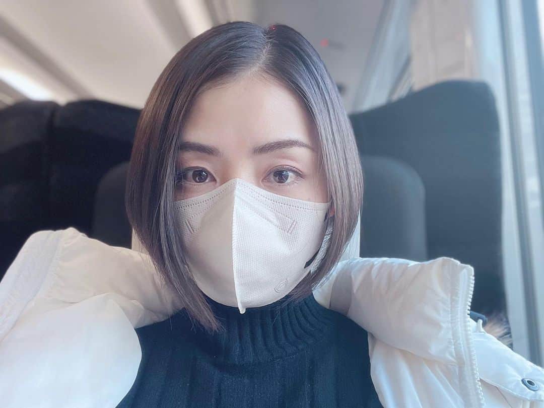 片山萌美のインスタグラム：「🚄🚅🐴🐢  2月は遠出のお仕事が 多かった...!! お仕事だけど久々の遠出で わくわくしちゃった🏵️笑 みなさんは どんな2月でした？✌︎  #moemikatayama」