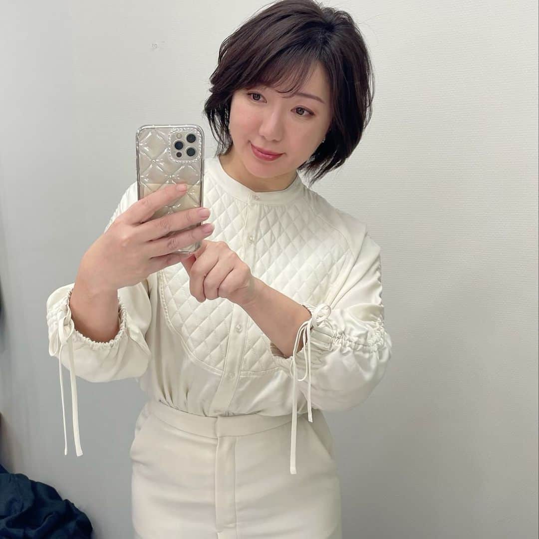 角田華子のインスタグラム：「先週の #福岡ニュースファイルcube  #衣装 #オフホワイトブラウス #キルティング #袖口リボン でした。  今週は日中春めいてきました♪」