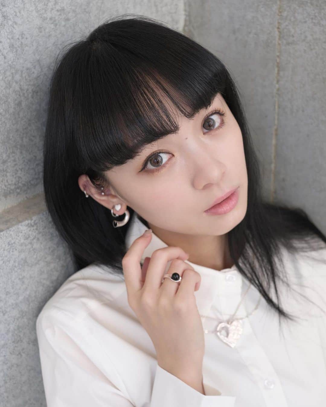 ゆらのインスタグラム：「白っぽいシルバー ピアス、指輪、ネックレスどれもお気に入り🤍 @laserenidad_diary」