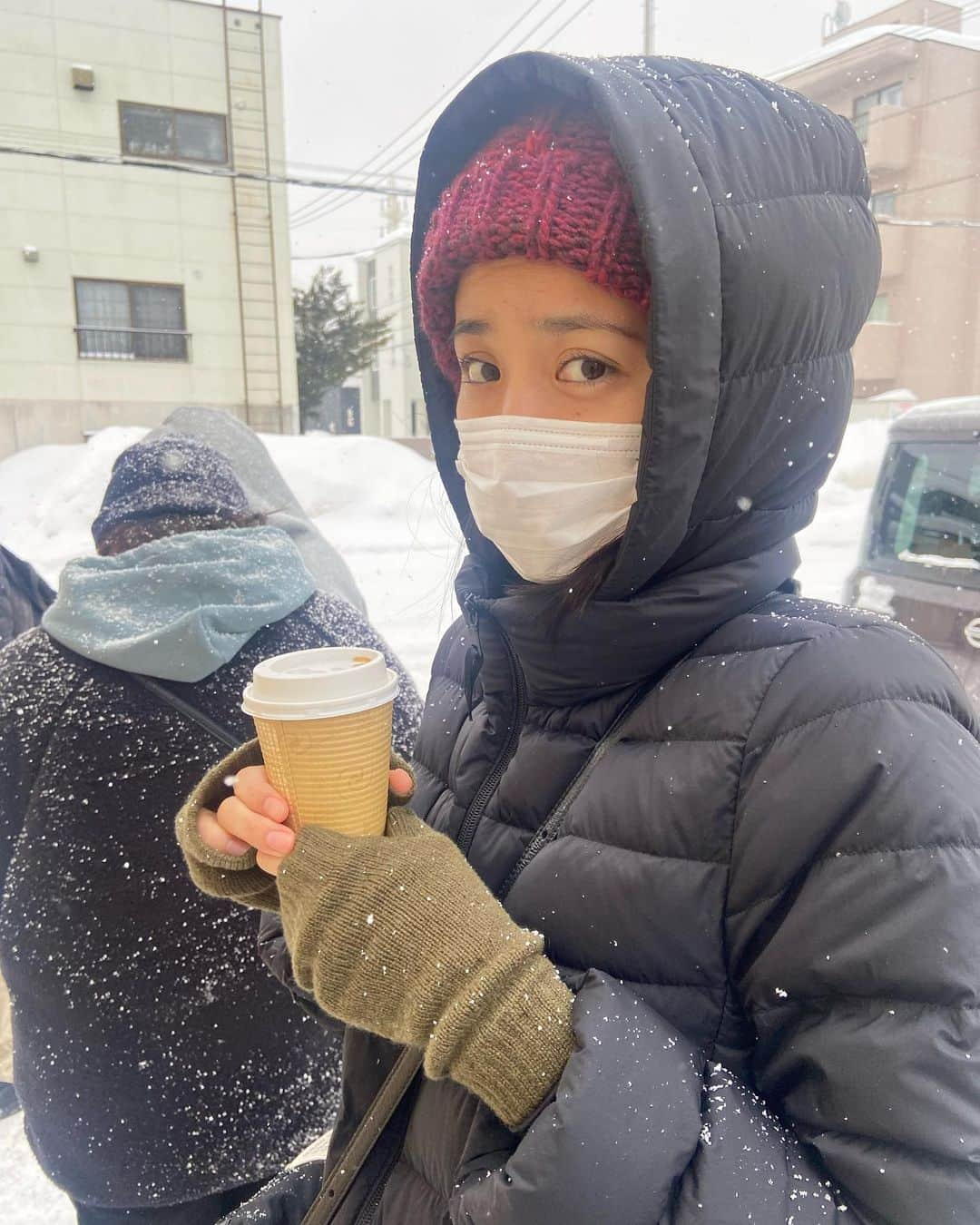 槙あやなさんのインスタグラム写真 - (槙あやなInstagram)「やっぱり味噌ラーメンも 食べとかないと！  豚骨ラーメンで育った私には これから開拓必須なラーメンですが、 ちぢれ麺も、麺に絡むスープも 最高でした！  雪の中、行列に並んだ皆さんは 同志です😂  #札幌 #冬 #雪 #旅行 #食 #グルメ #味噌ラーメン #行列」2月28日 14時29分 - ayana_maki