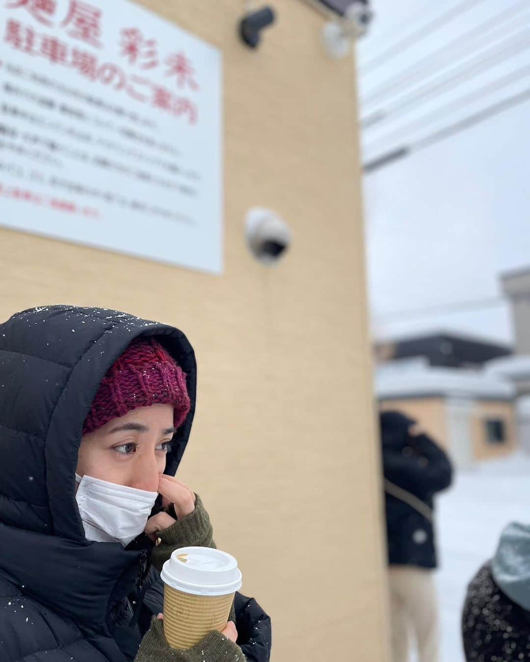 槙あやなさんのインスタグラム写真 - (槙あやなInstagram)「やっぱり味噌ラーメンも 食べとかないと！  豚骨ラーメンで育った私には これから開拓必須なラーメンですが、 ちぢれ麺も、麺に絡むスープも 最高でした！  雪の中、行列に並んだ皆さんは 同志です😂  #札幌 #冬 #雪 #旅行 #食 #グルメ #味噌ラーメン #行列」2月28日 14時29分 - ayana_maki