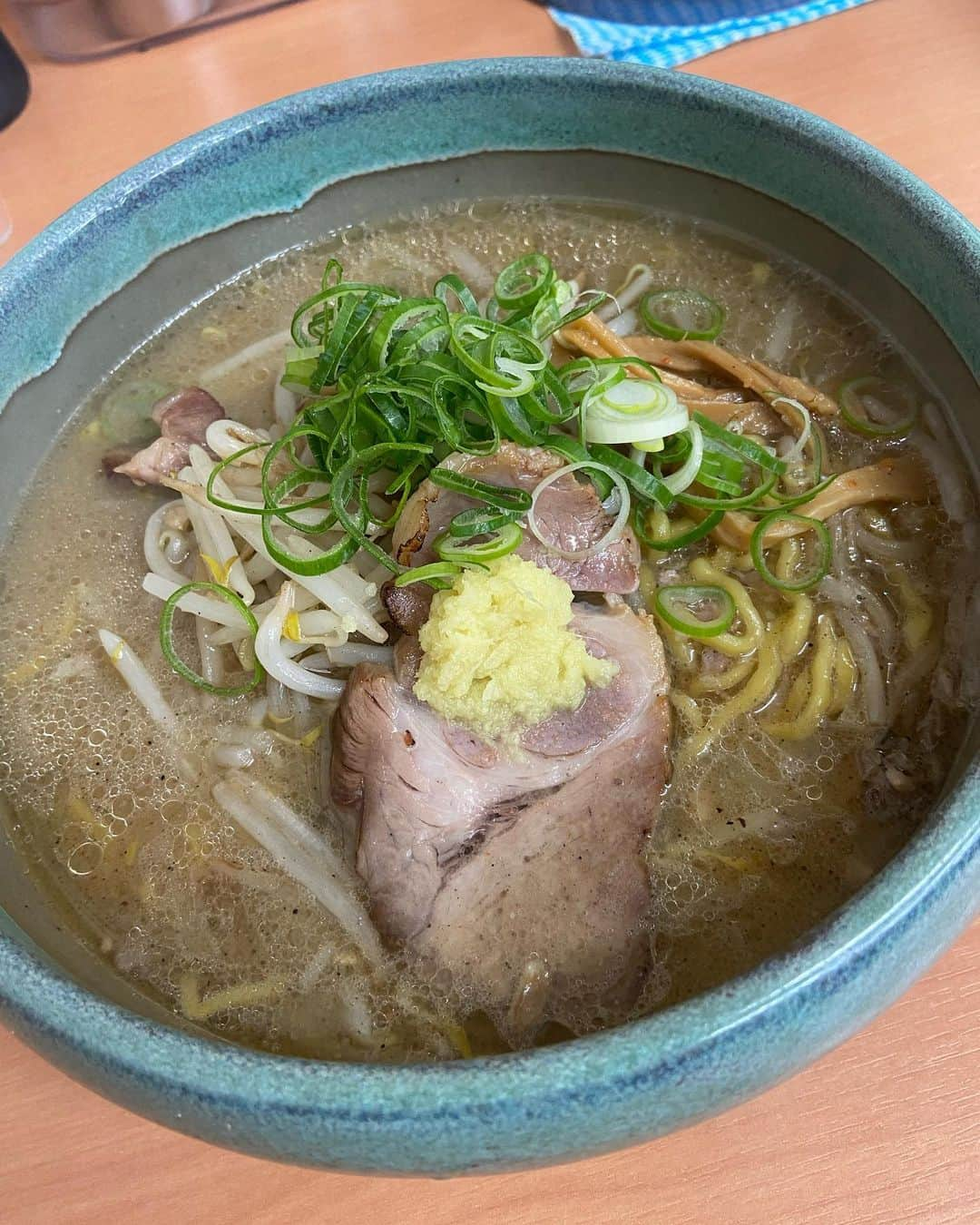 槙あやなさんのインスタグラム写真 - (槙あやなInstagram)「やっぱり味噌ラーメンも 食べとかないと！  豚骨ラーメンで育った私には これから開拓必須なラーメンですが、 ちぢれ麺も、麺に絡むスープも 最高でした！  雪の中、行列に並んだ皆さんは 同志です😂  #札幌 #冬 #雪 #旅行 #食 #グルメ #味噌ラーメン #行列」2月28日 14時29分 - ayana_maki